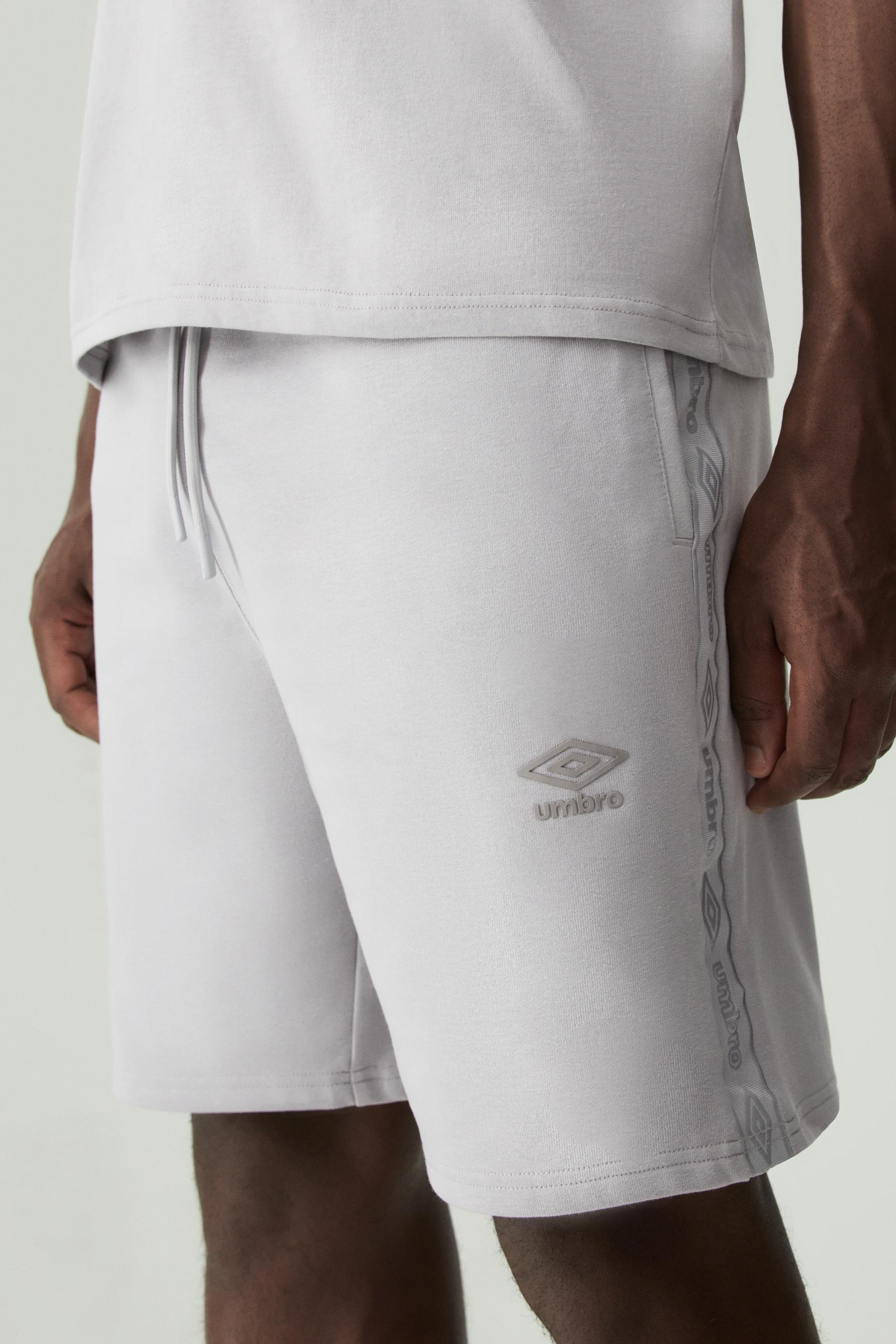 Bermuda deportiva Umbro x Lefties