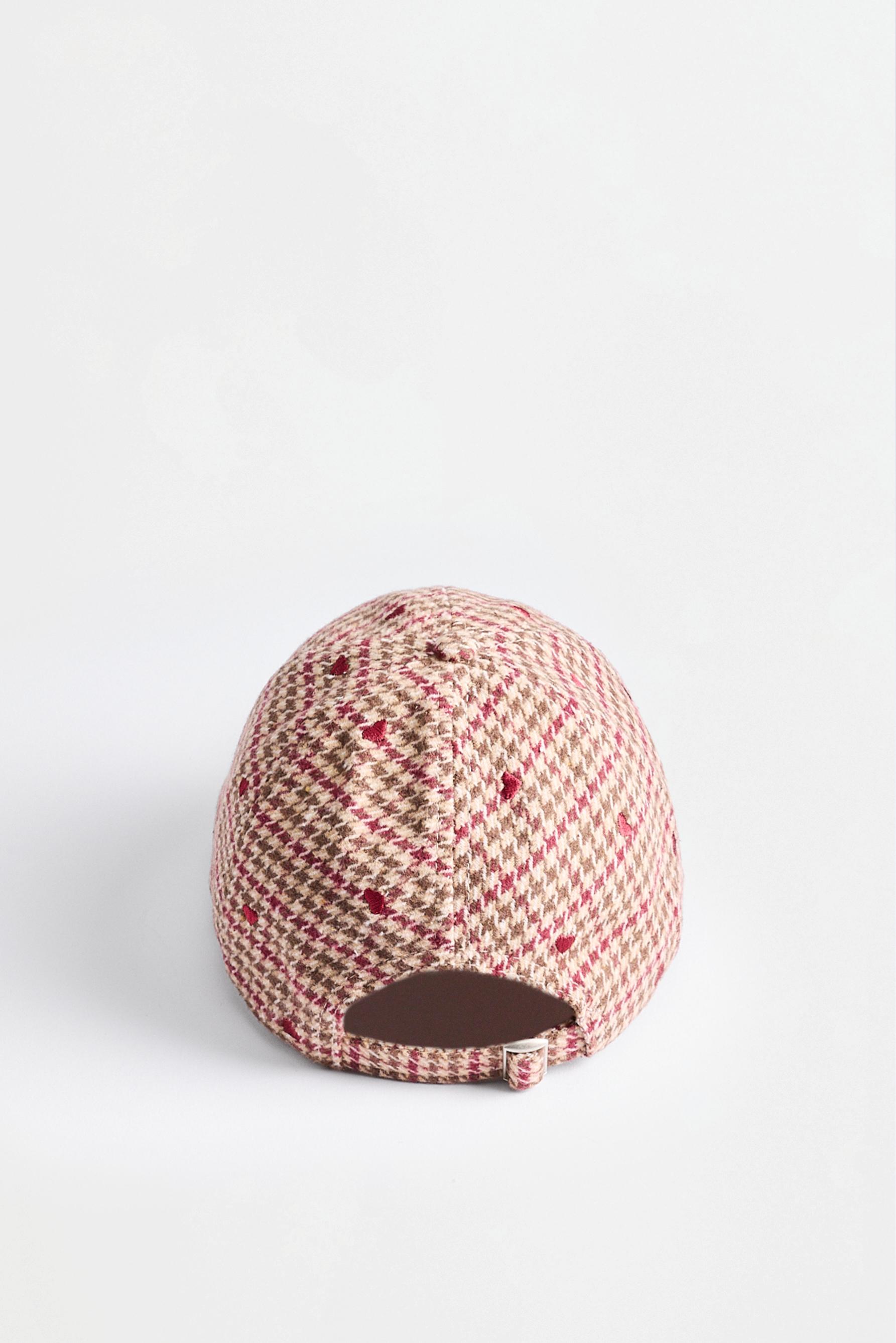 Houndstooth heart cap — BEIGE/BROWN