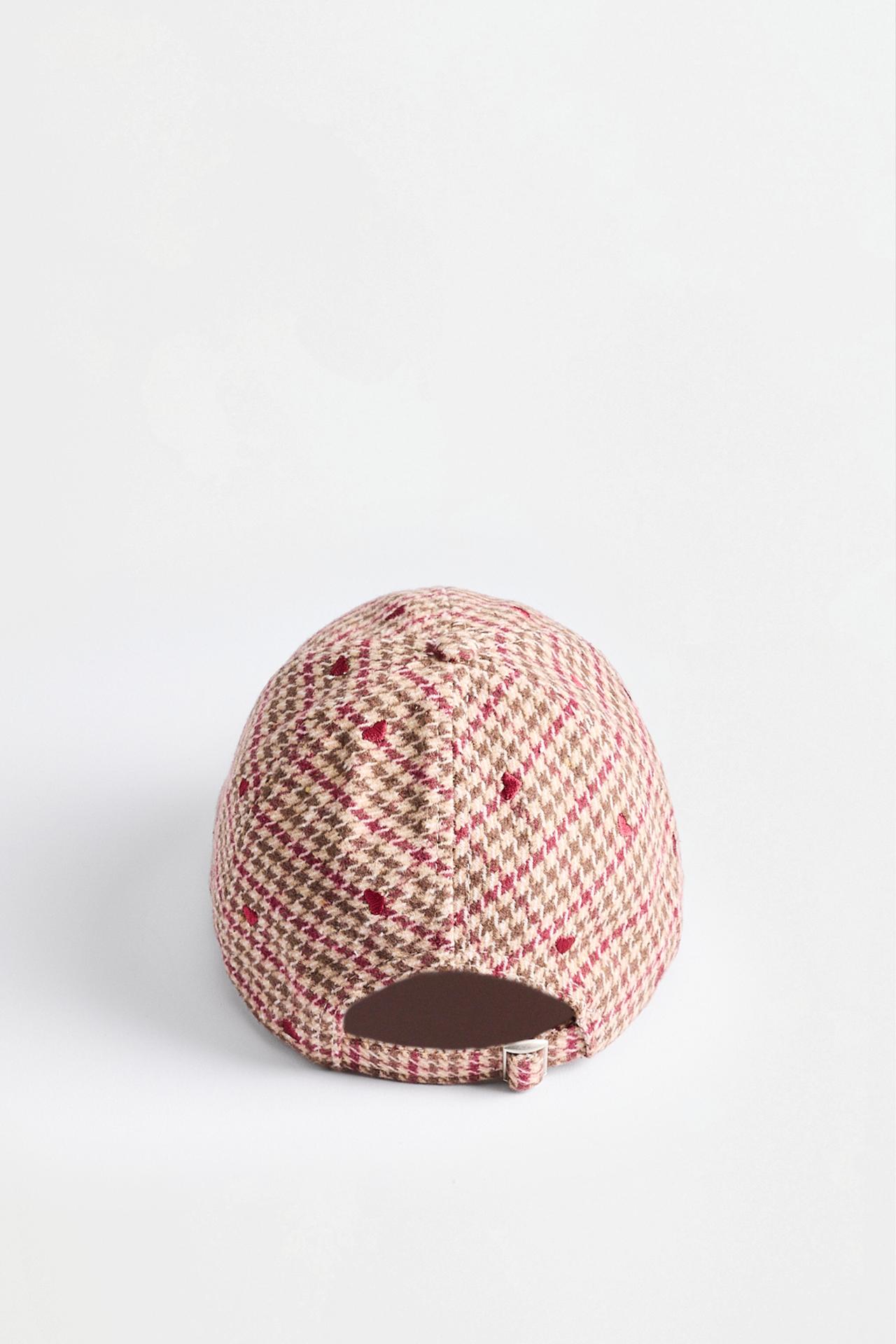 Houndstooth heart cap — BEIGE/BROWN