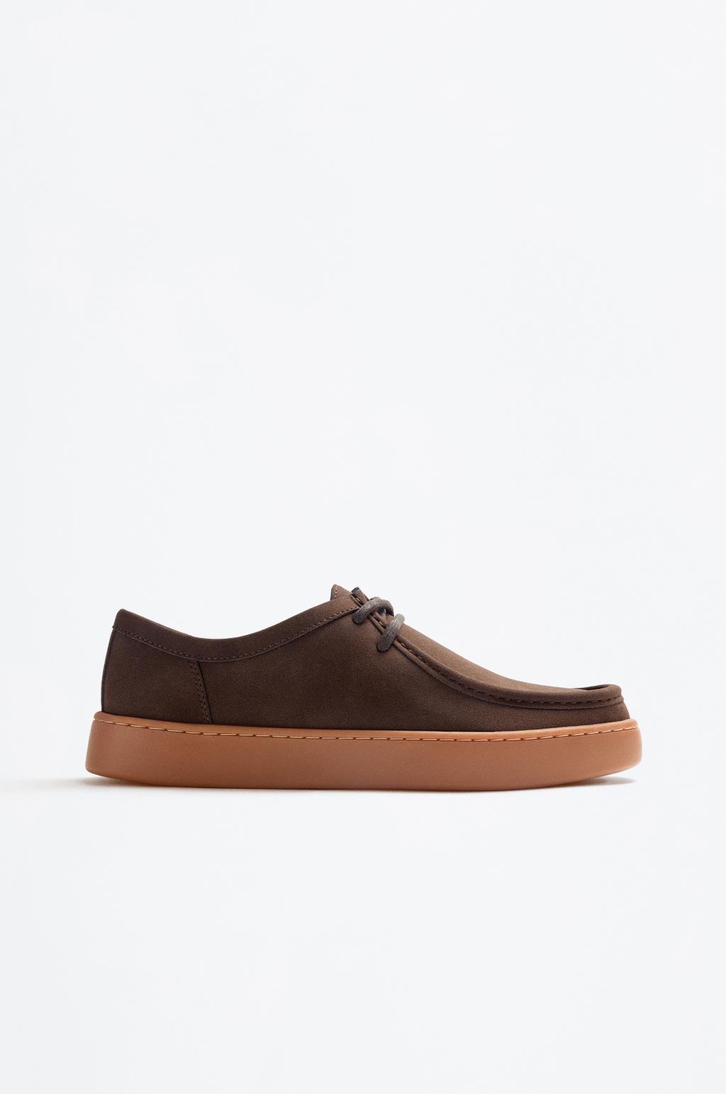 Casual lace-up shoe