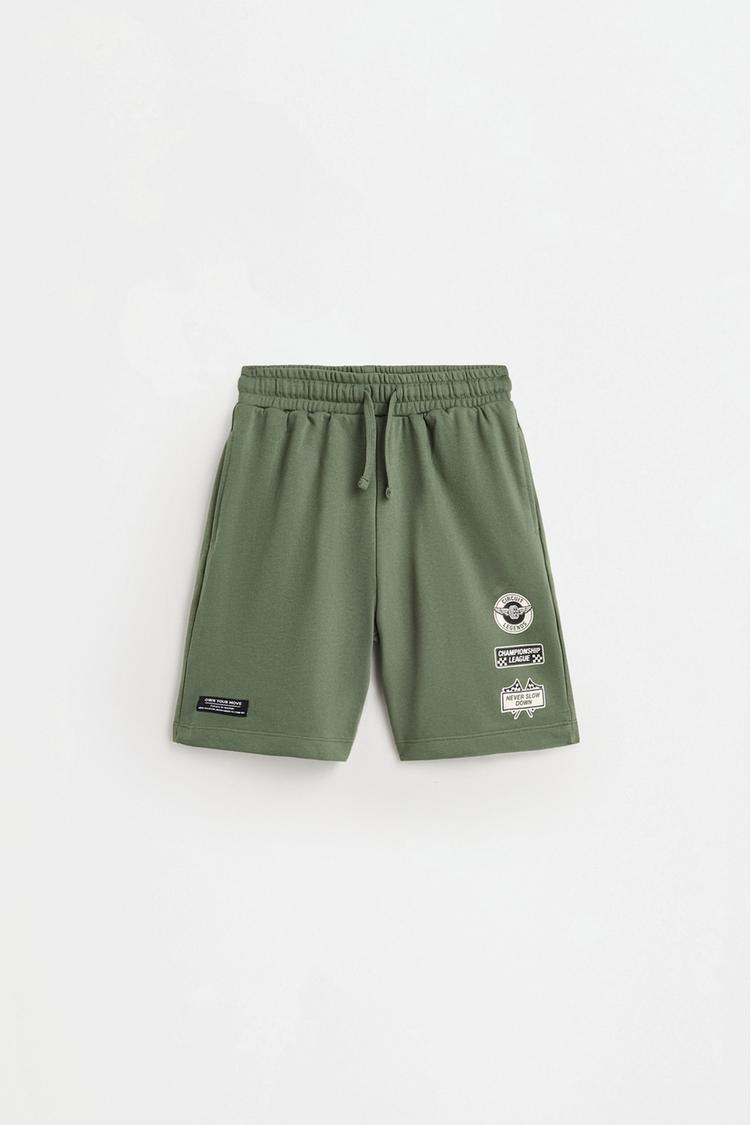 Plush Bermuda shorts with text — EMERALD GREEN