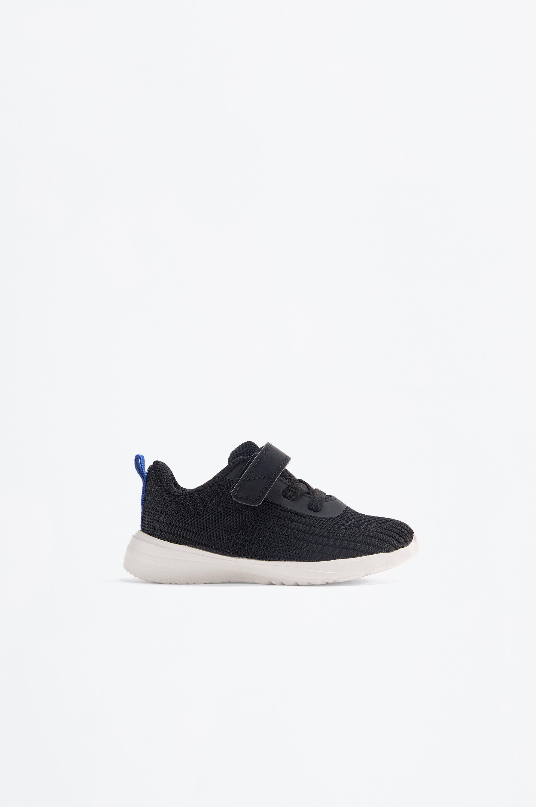 Minimalist sports shoe — BLACK