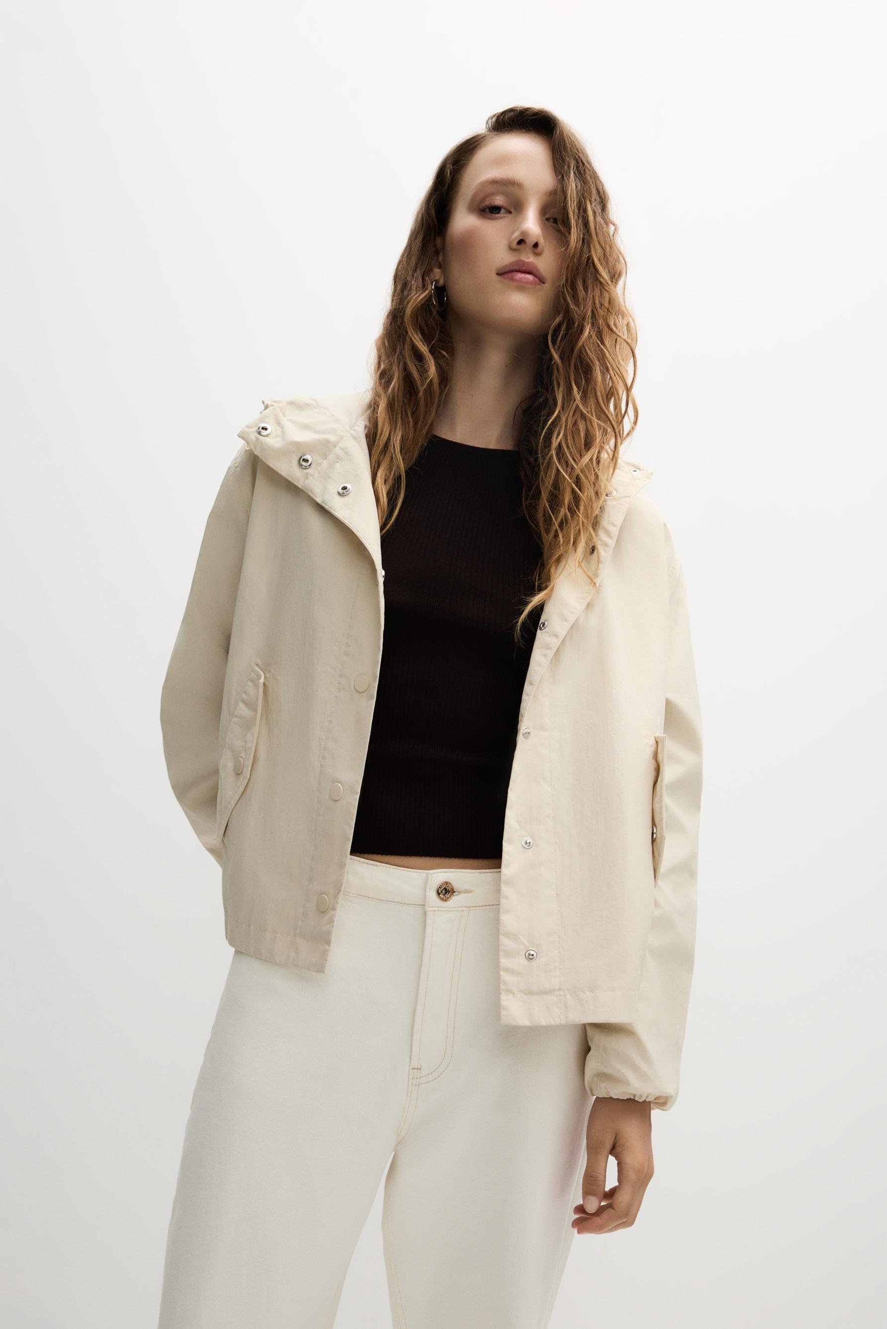 Cazadora corta capucha