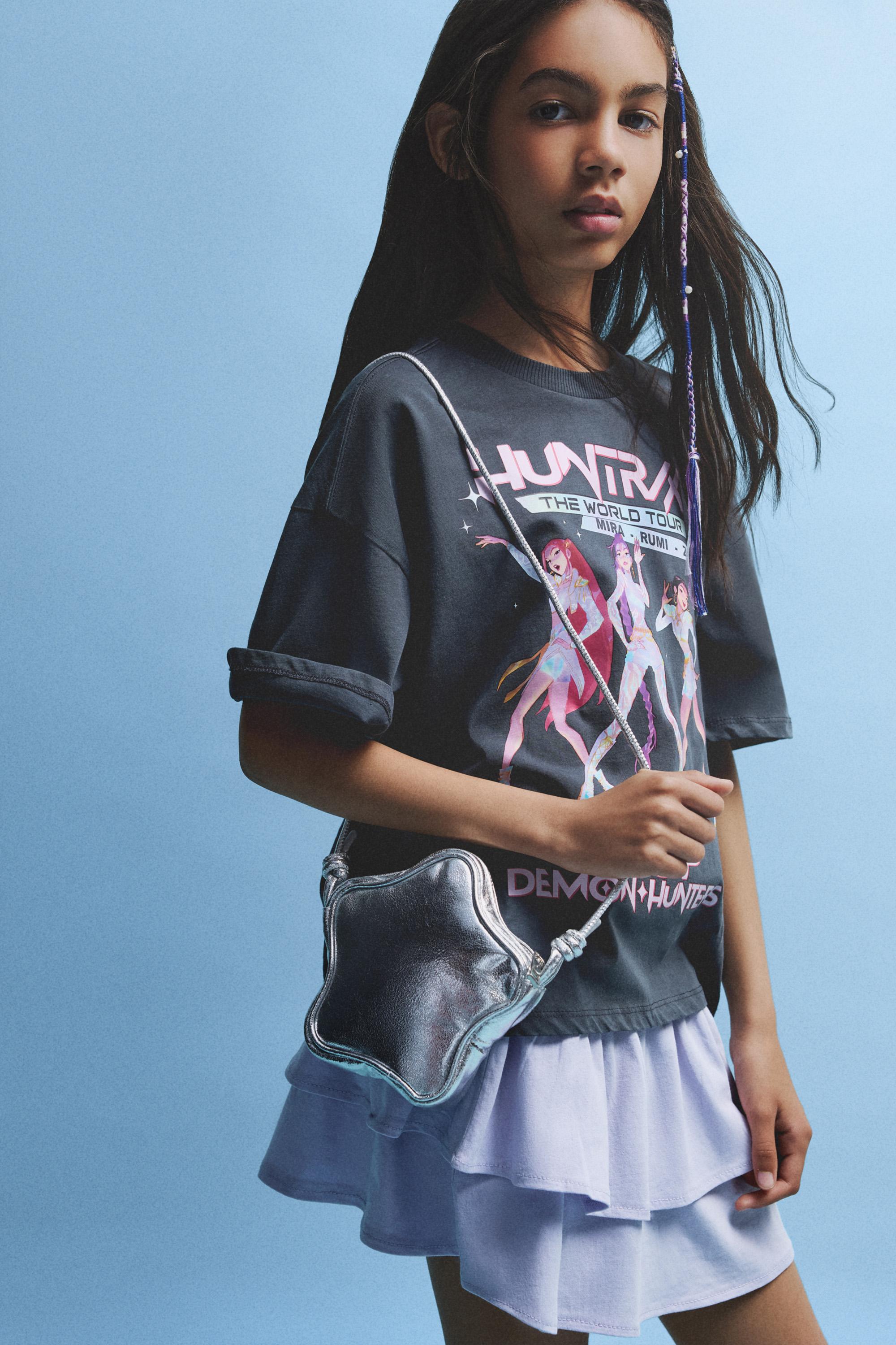 Huntrix K-Pop Demon Hunters™/© Netflix back text T-shirt — ANTHRACITE GREY