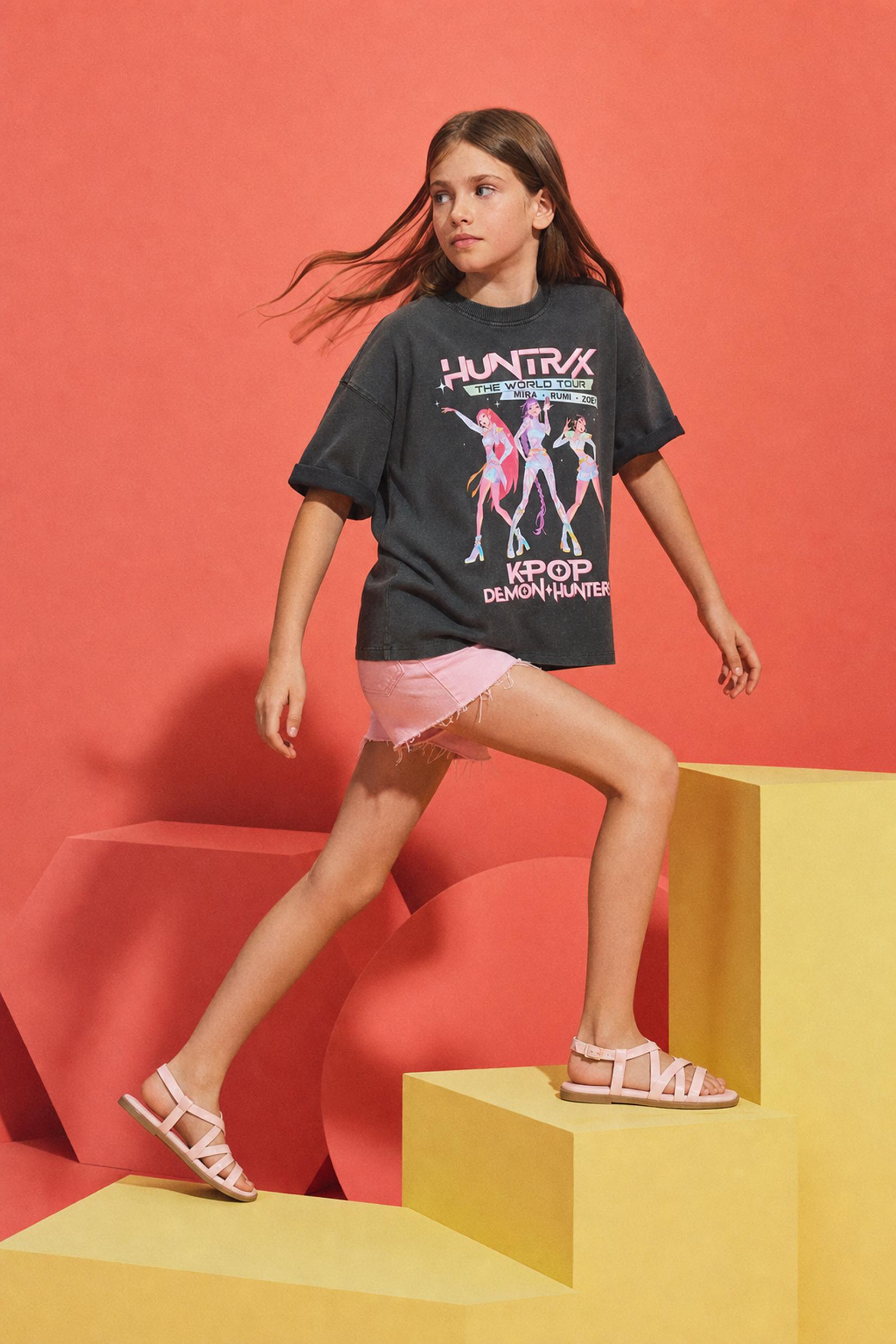 Huntrix K-Pop Demon Hunters™/© Netflix back text T-shirt — ANTHRACITE GREY