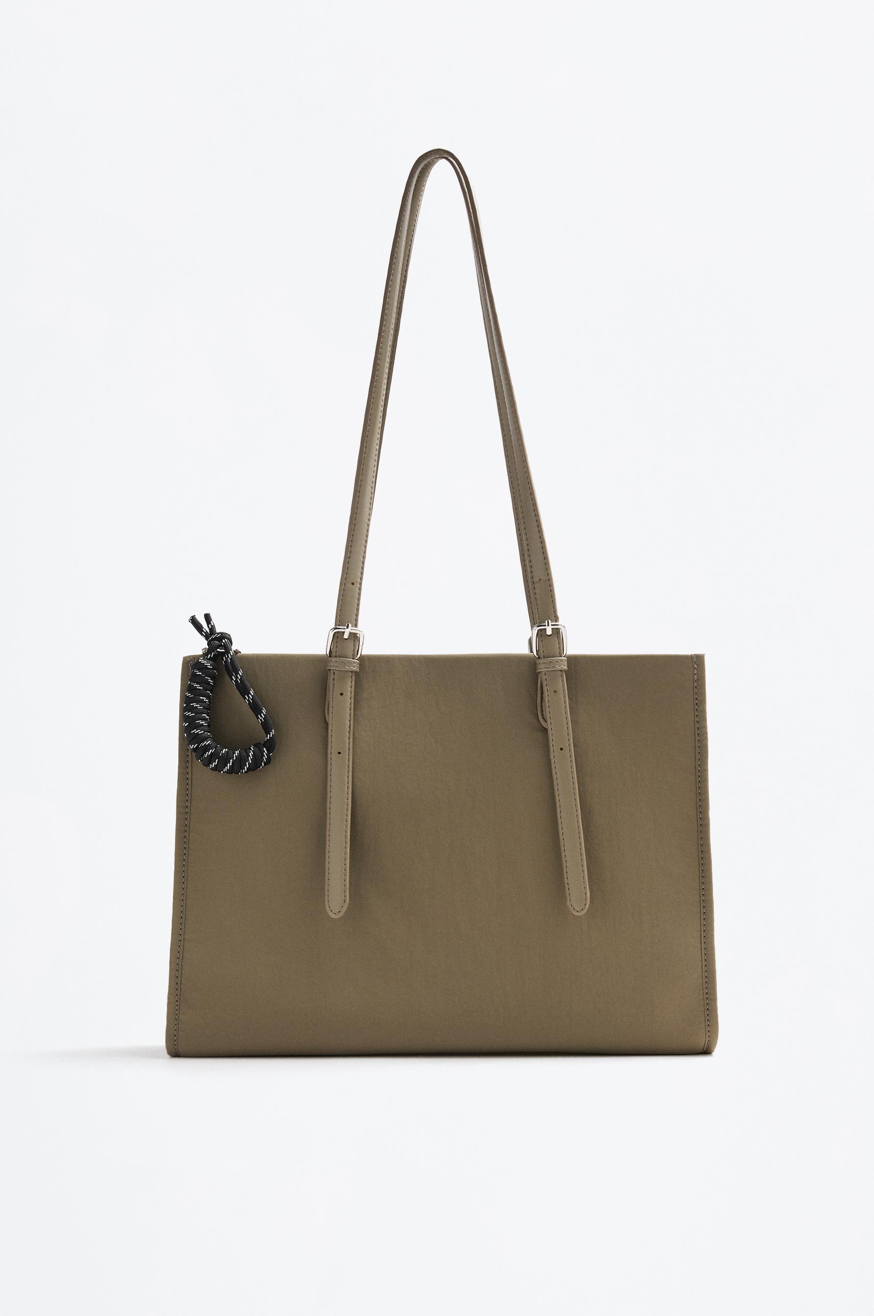 Bolso shopper trench con charm
