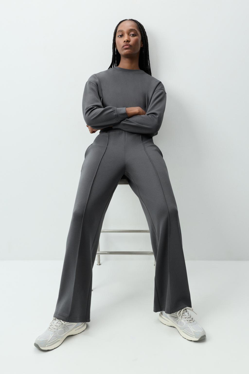 Pantalons esportius fluids amb nervi