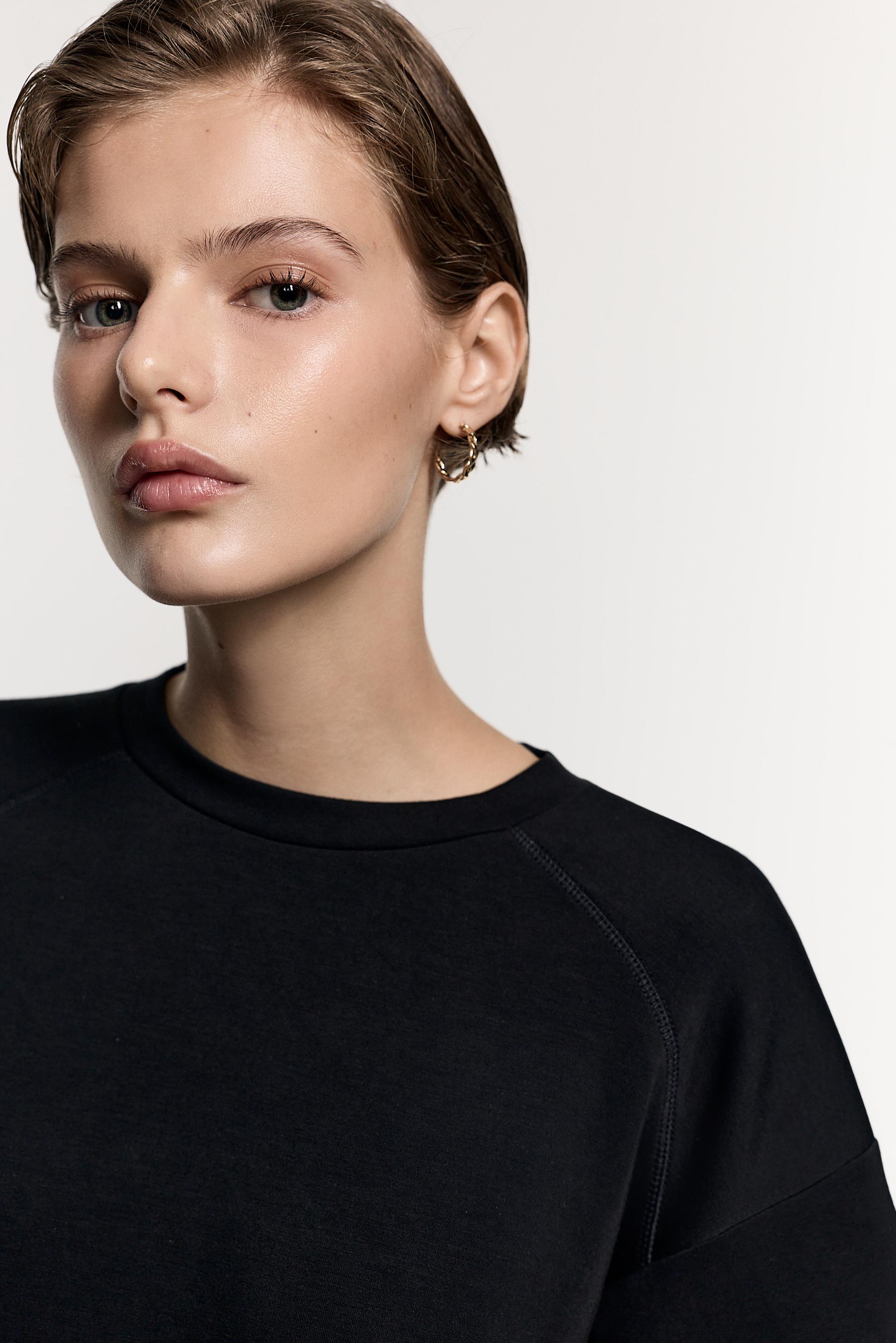 Raglan sleeve sweatshirt — BLACK