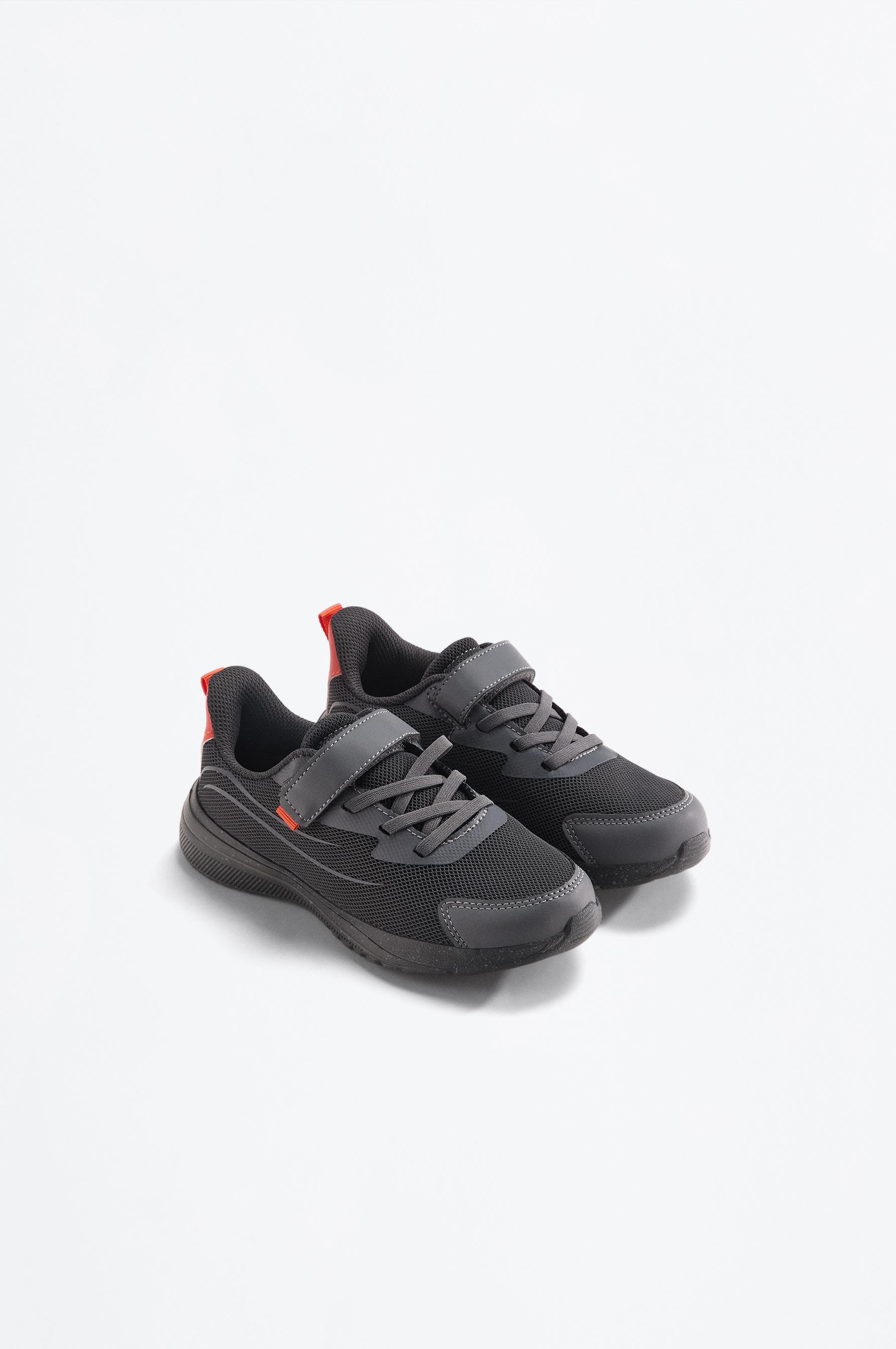 Technical sports shoe — GREY