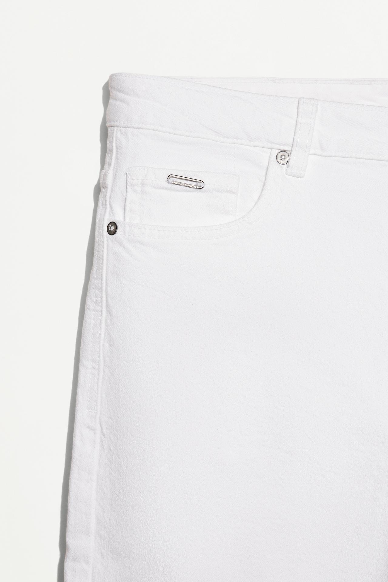 Slim denim Bermuda shorts — WHITE