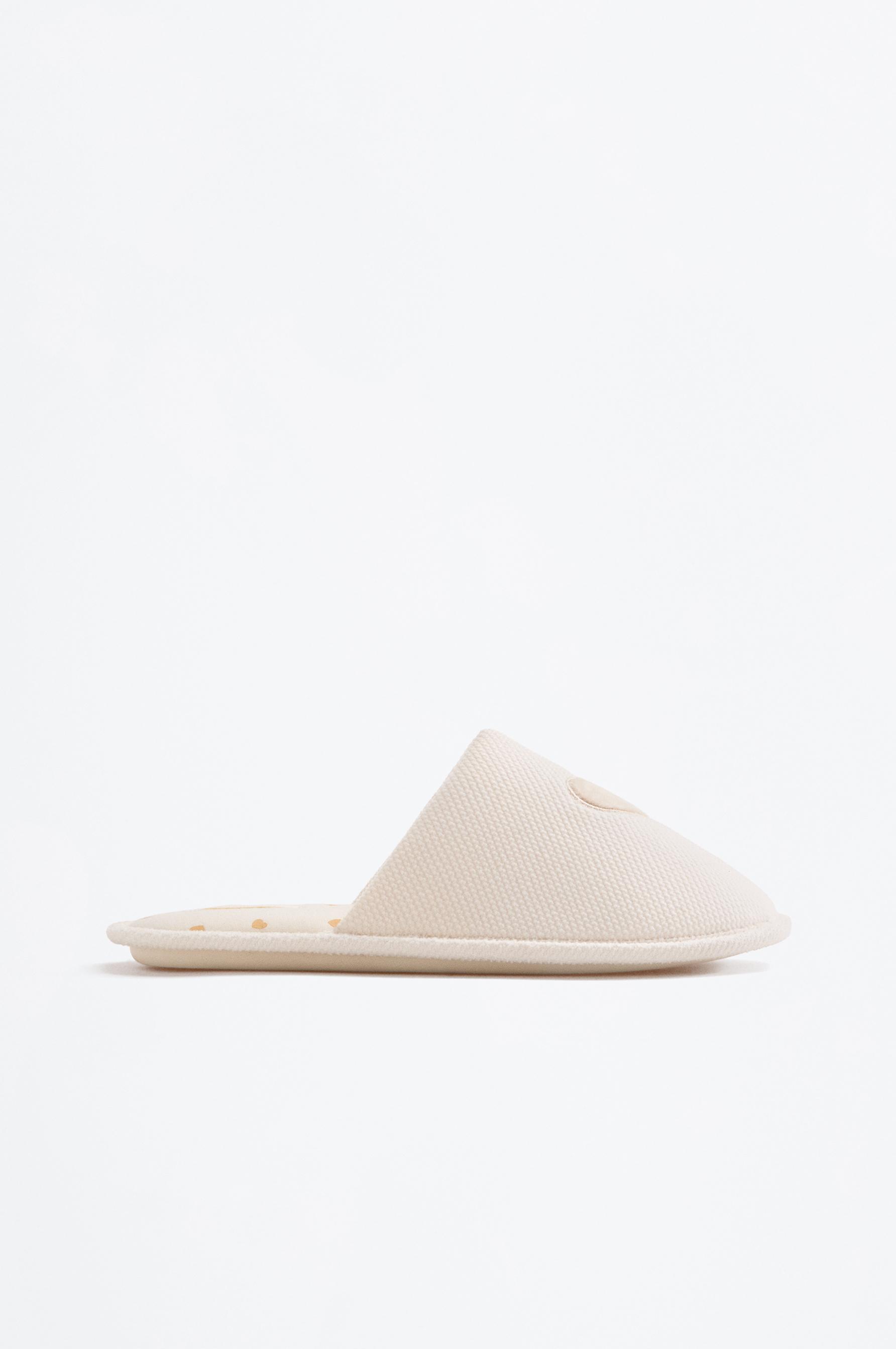 Zapatilla de casa detalle corazón