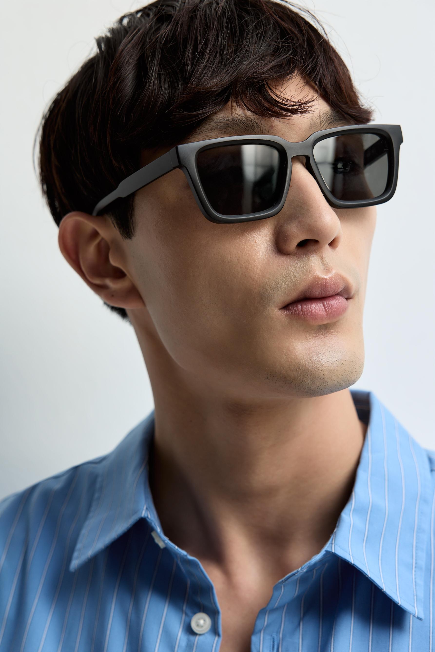 Square sunglasses — BLACK