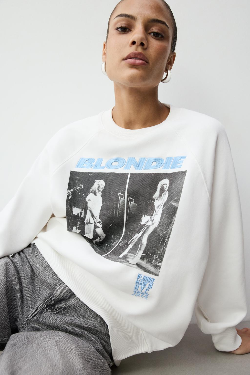 Sudadera Blondie © 2025 Bend Oil, LLC.