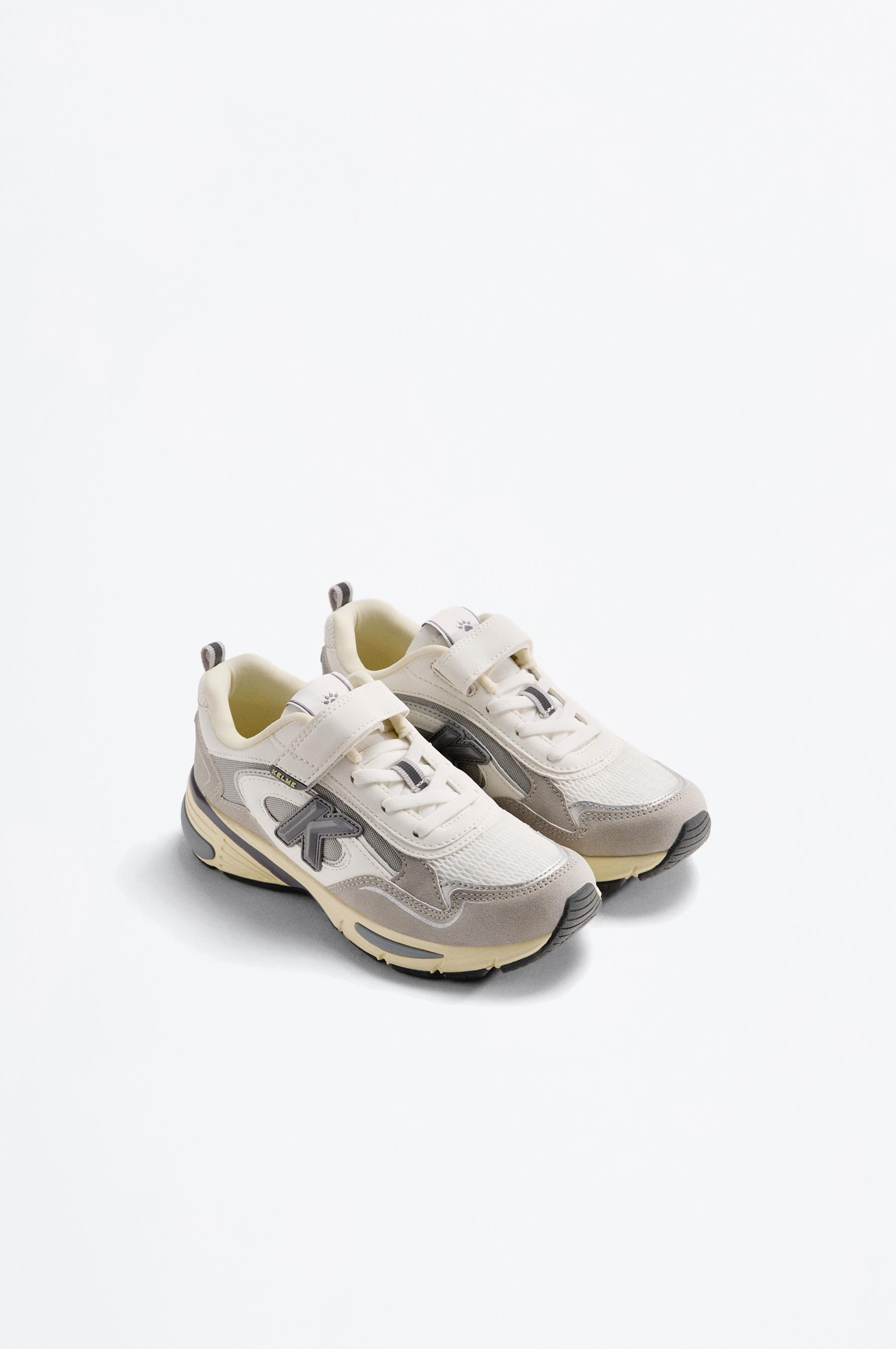 Kelme sports shoe — WHITE