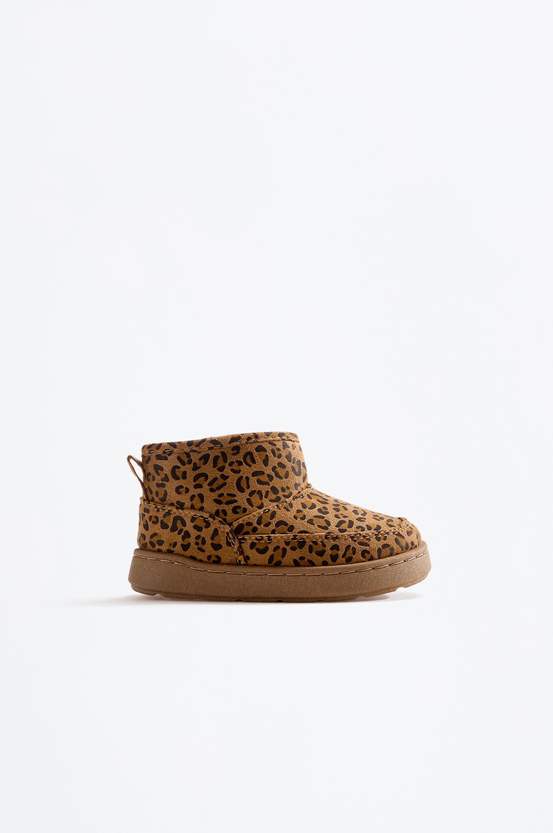 Bota forrada efeito de pelo
