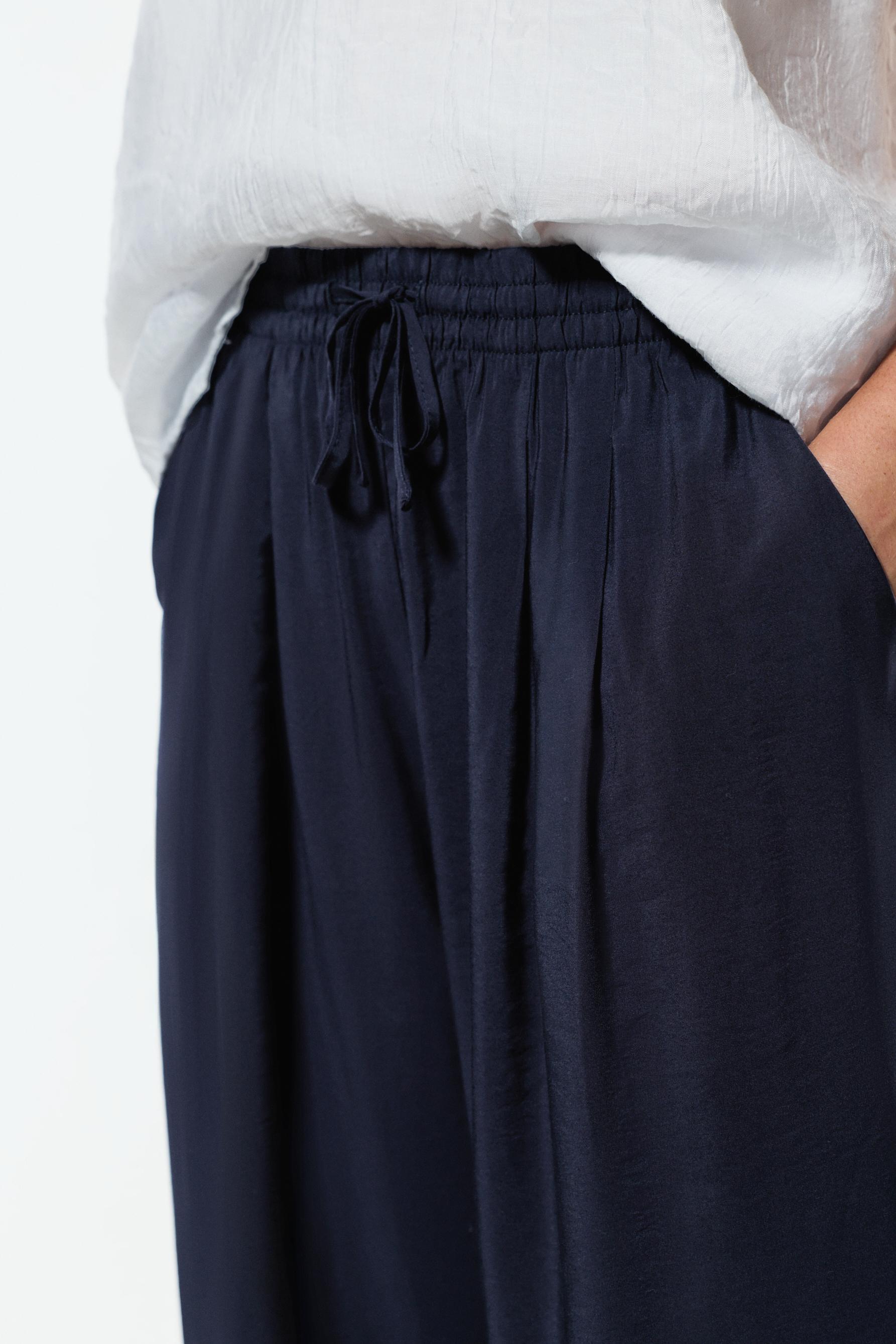Basic straight-leg trousers — NAVY