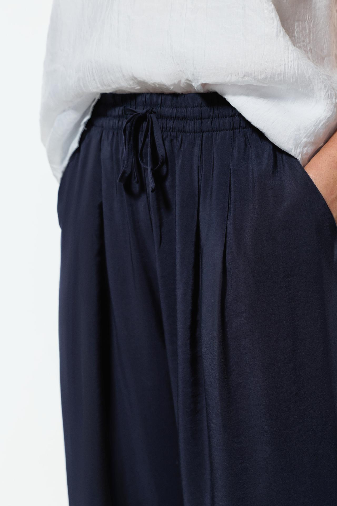Basic straight-leg trousers — NAVY