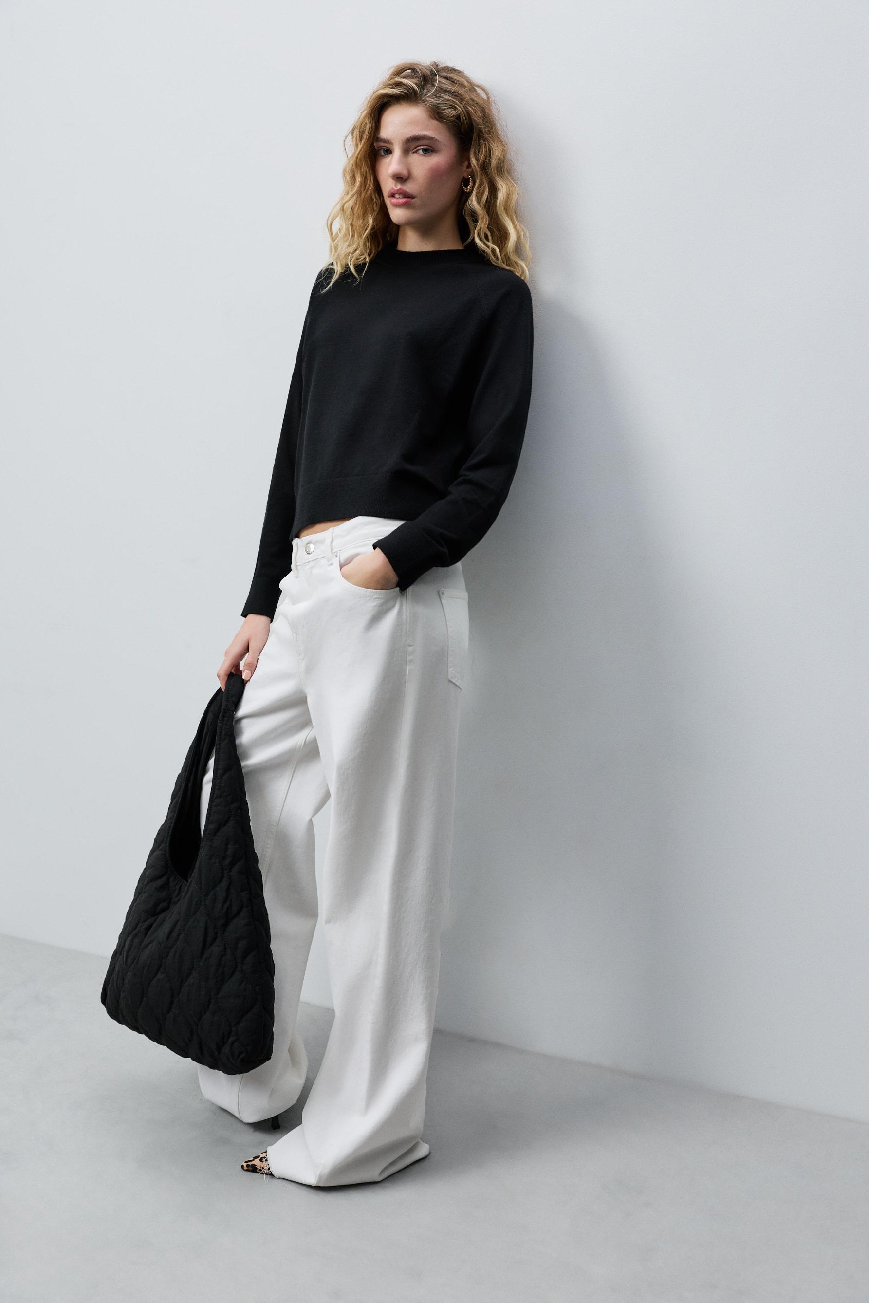 Round neck sweater — BLACK