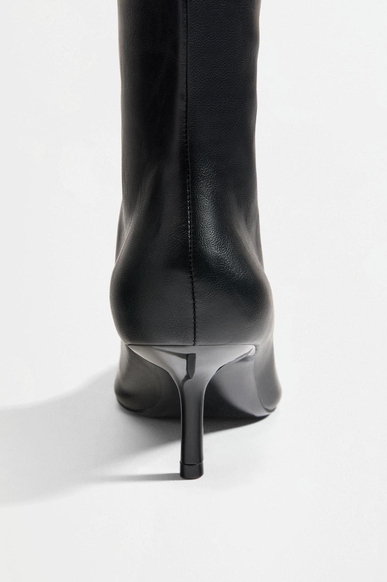 Knee-high boots with a heel — BLACK