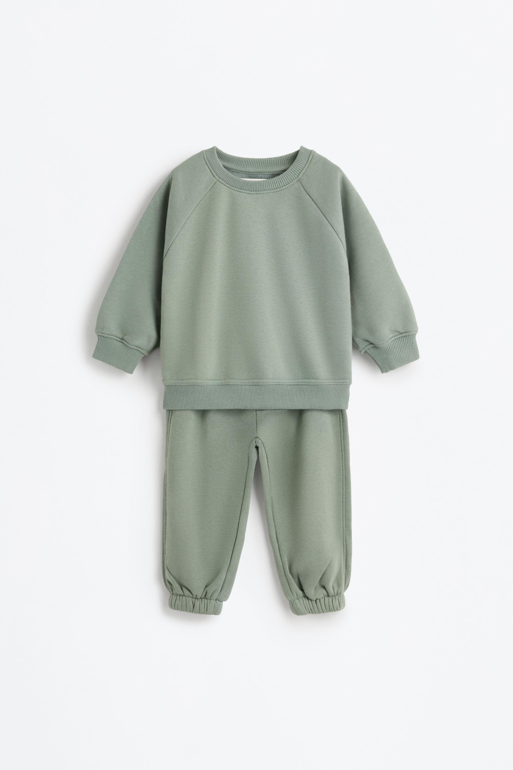 Conjunto sudadera y pantalón de felpa