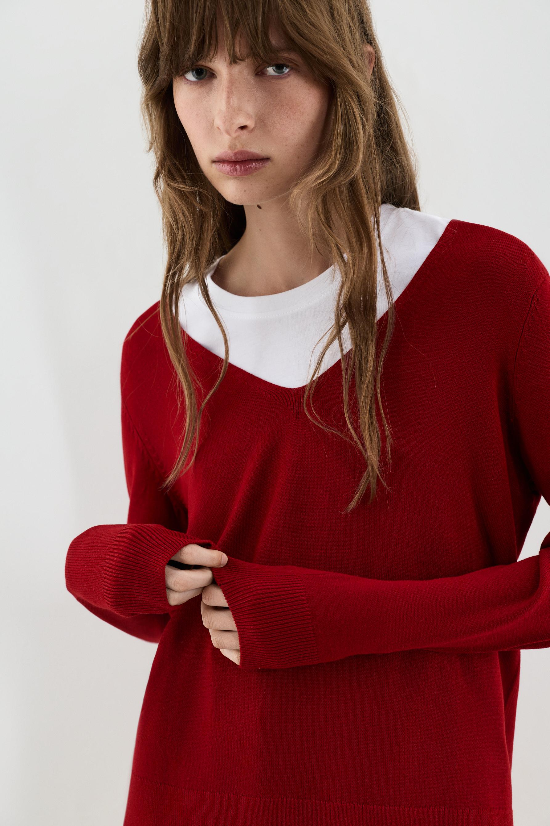 Basic V-neck sweater — RED