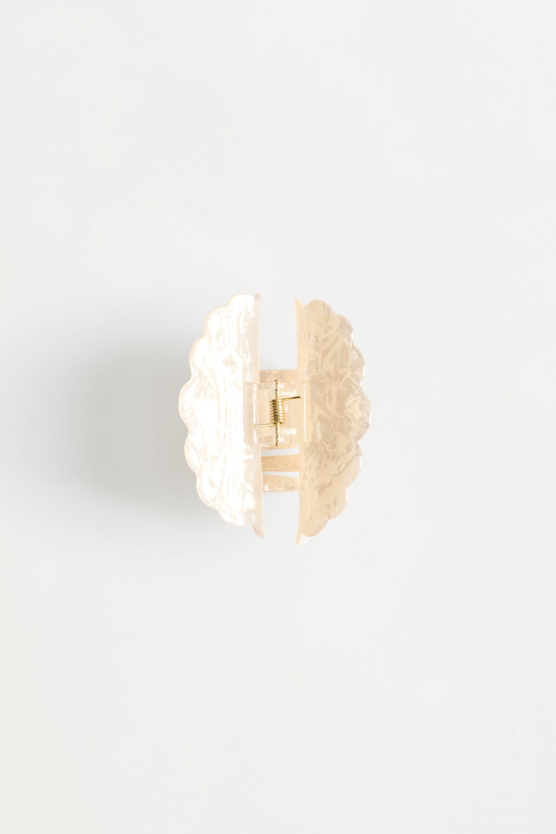 Rhinestone shell claw clip — ECRU/WHITE
