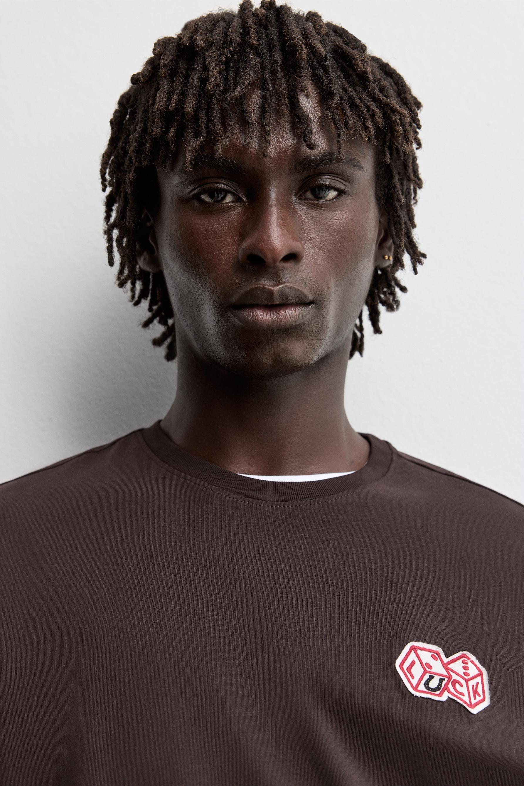 Patch T-shirt — DARK BROWN