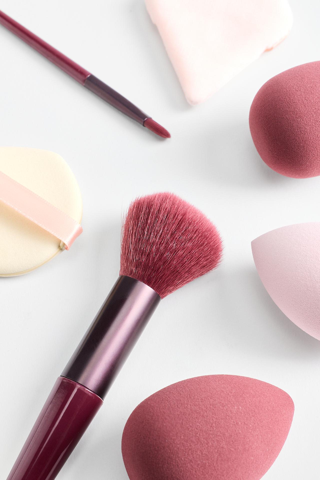 Makeup sponge and brush set — DARK BURGUNDY