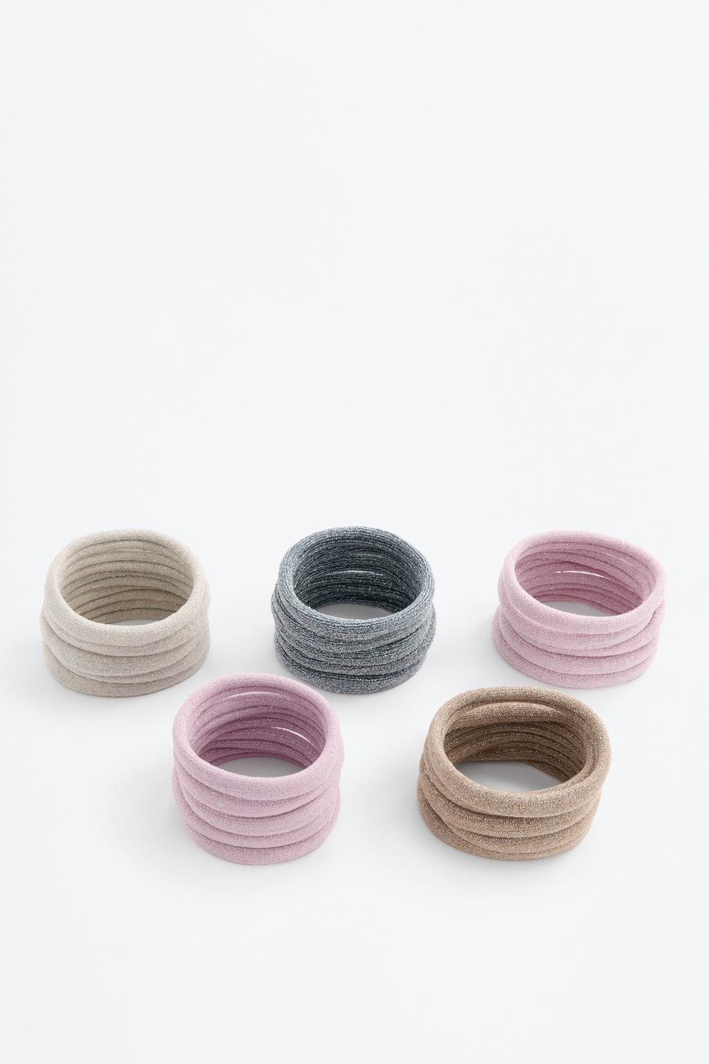 Pack of 25 shiny elastic hair ties.