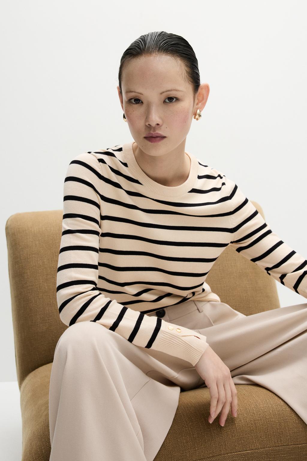 Round neck sweater with buttons