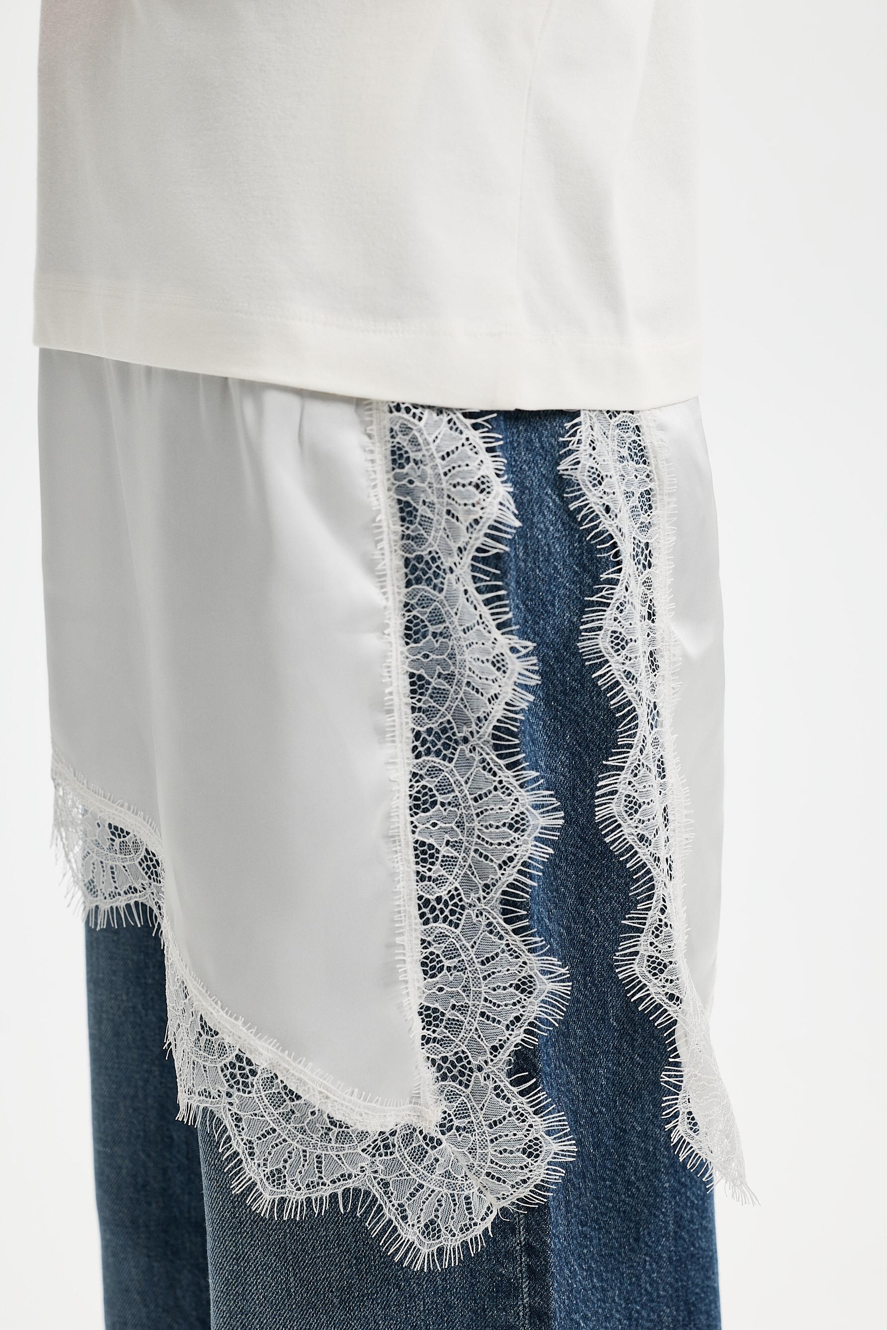 Lace hem T-shirt — ECRU