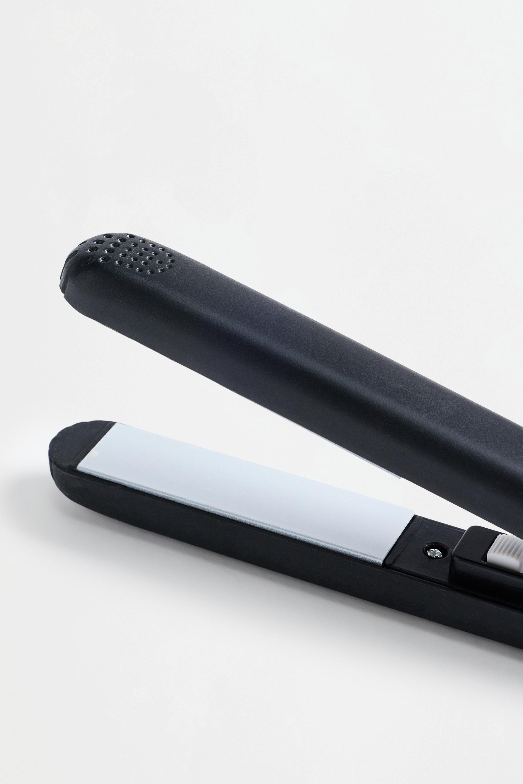 Travel hair straightener — BLACK