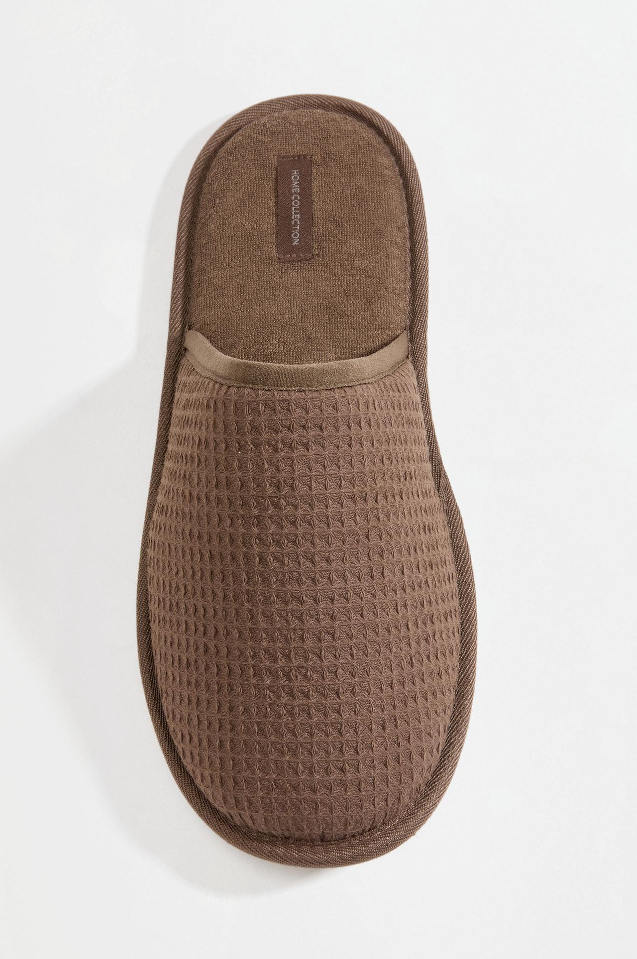 Waffle-knit house slippers — BROWN