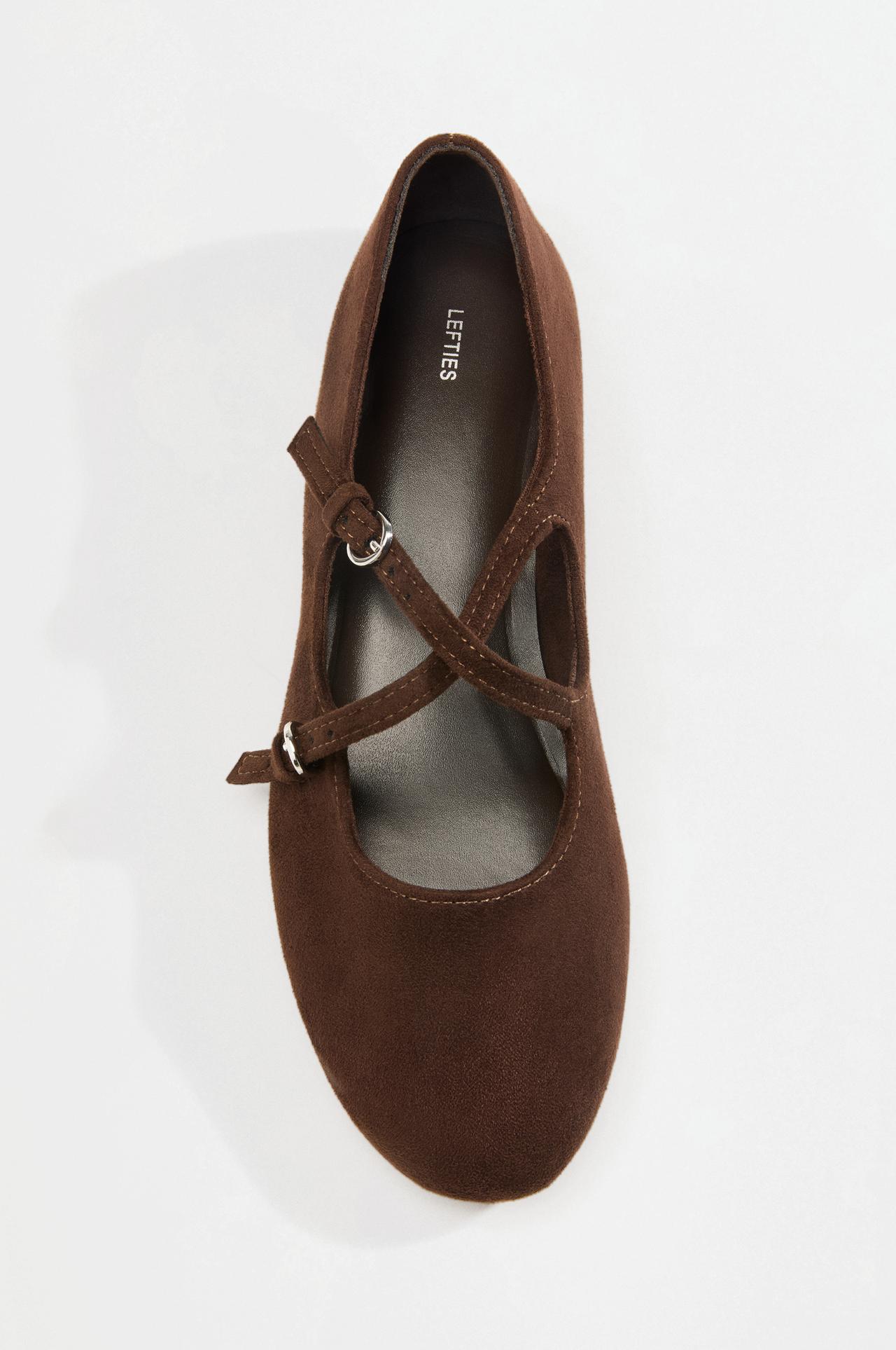 Cross-strap ballet flat — BROWN