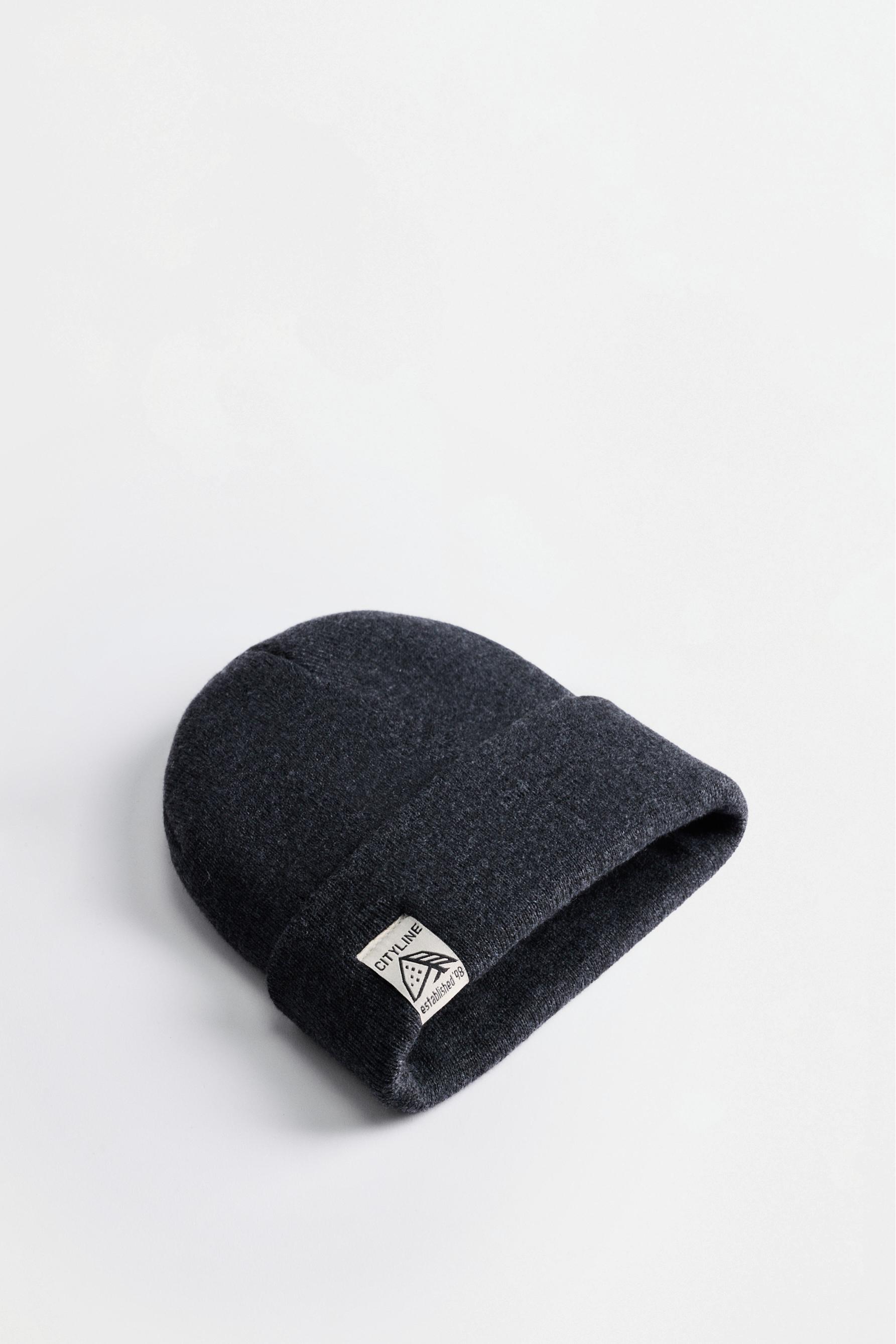 Knit beanie with label — DARK GREY