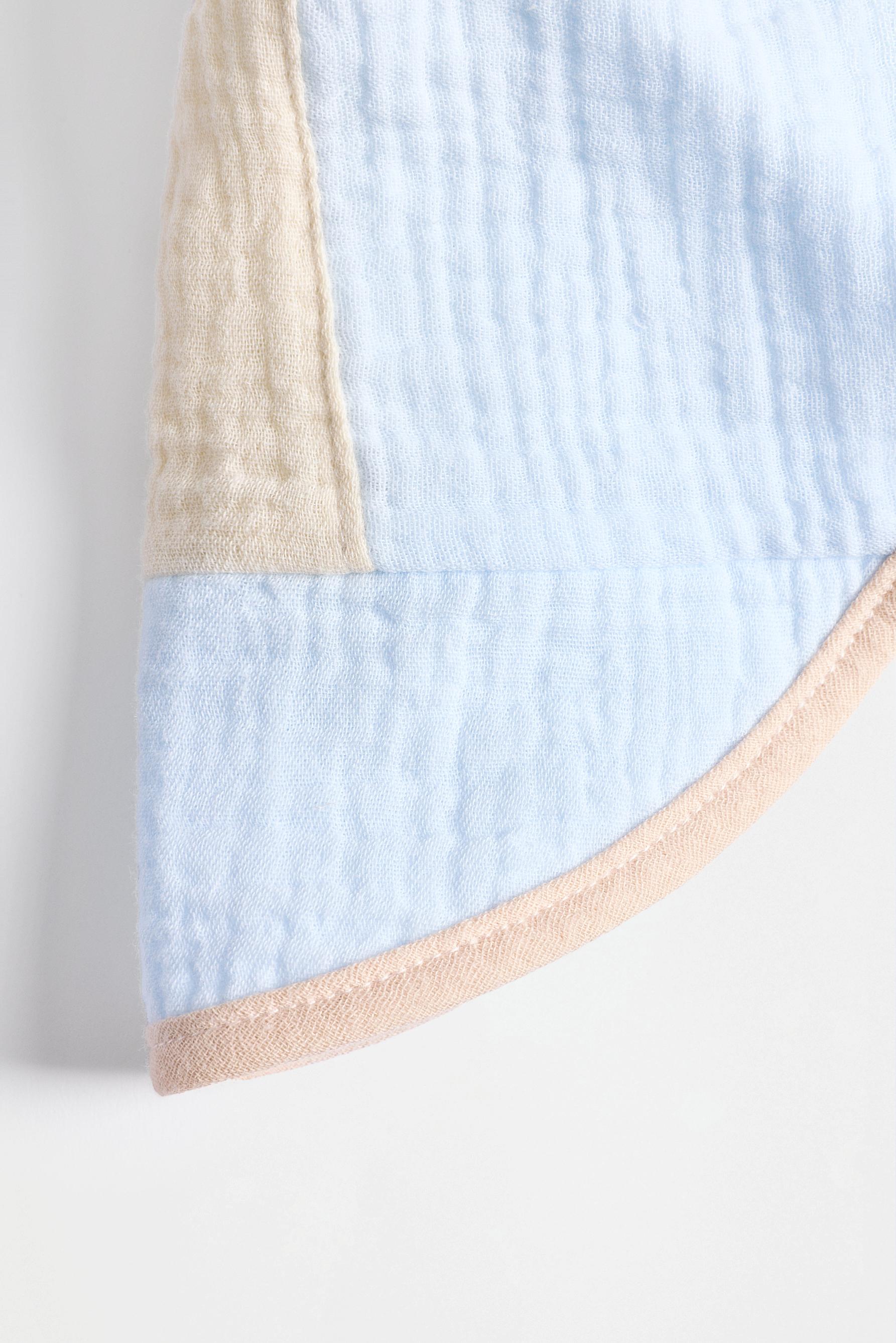 Color block textured bonnet — WHITE/SKY BLUE