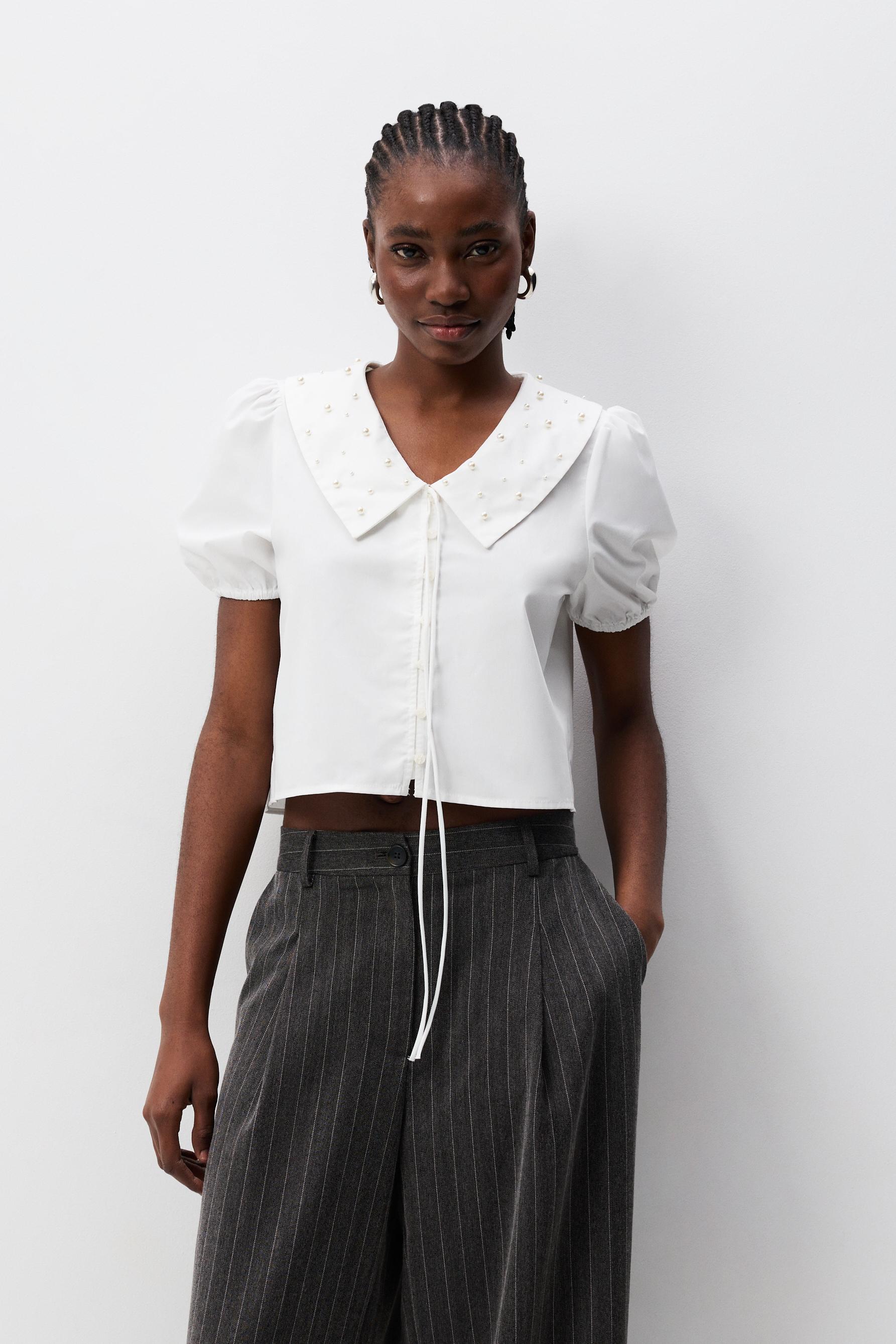 Camisa cuello bobo con abalorios