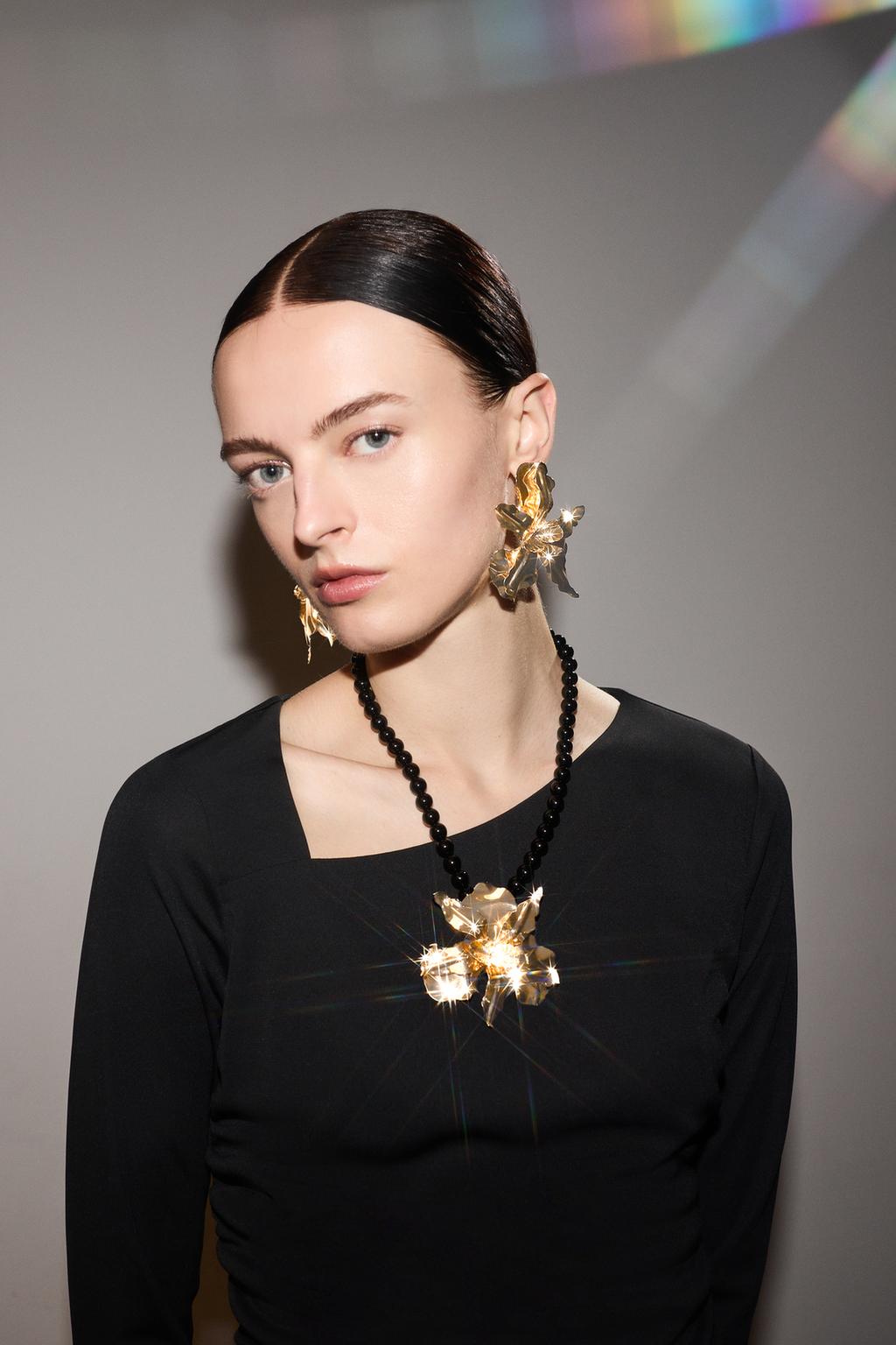 Lepokoa metalezko lorearekin