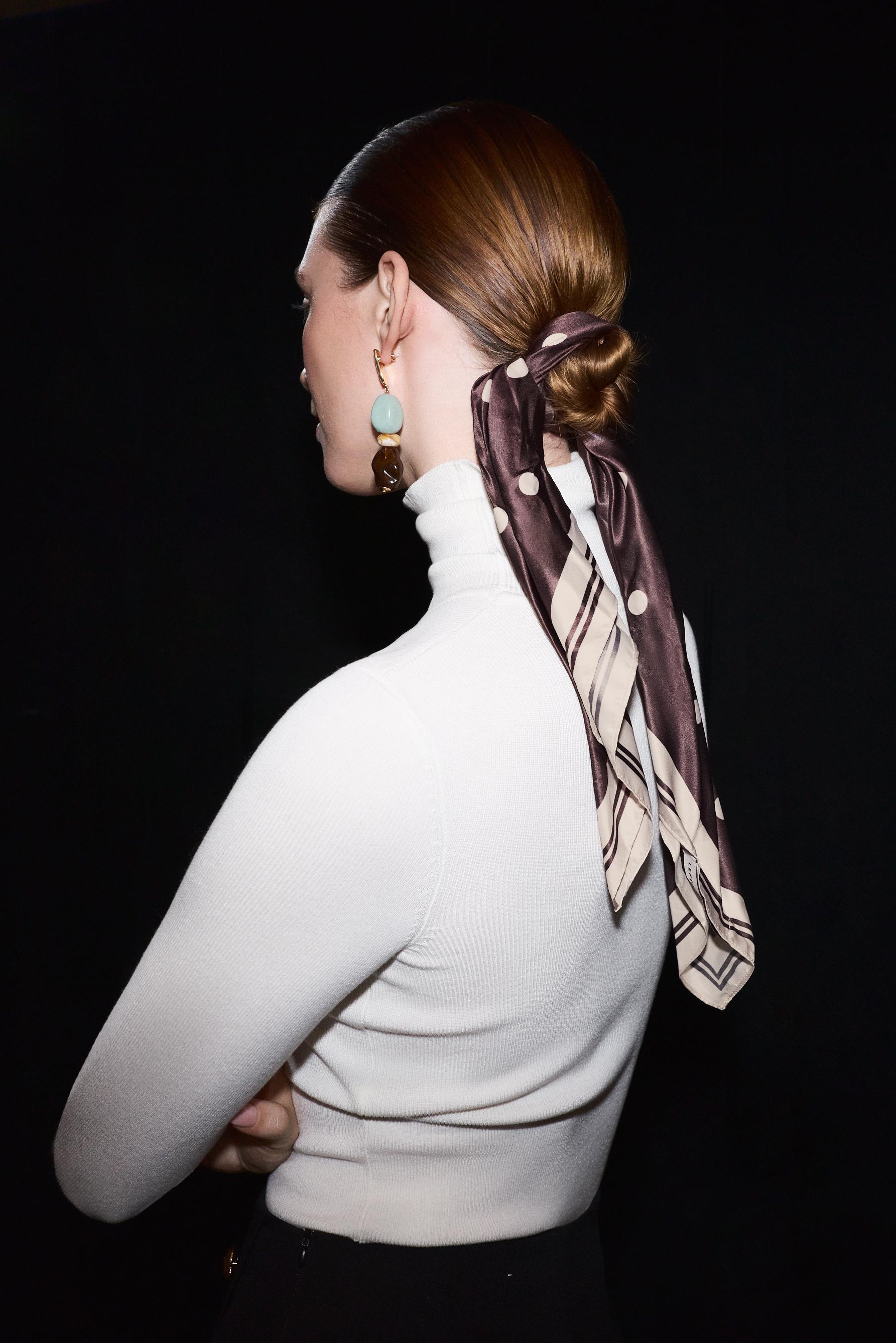 Pañuelo satén topos