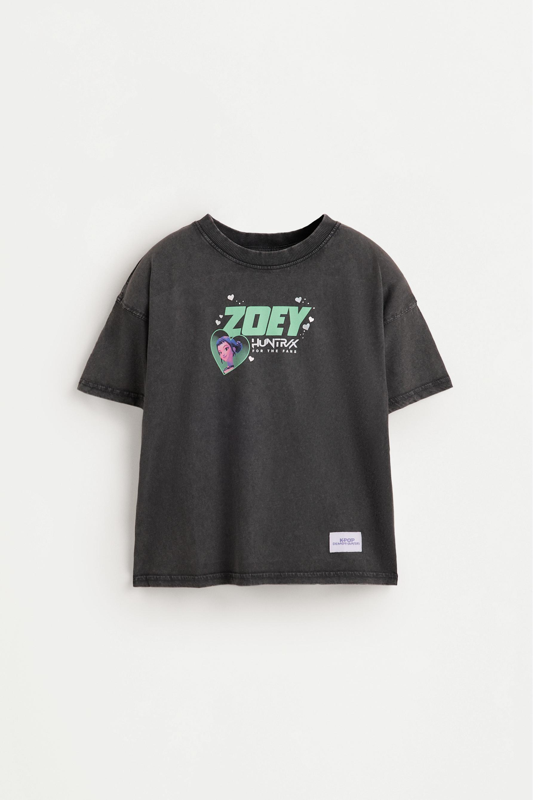 Zoey Huntrix K-Pop Demon Hunters™/© Netflix T-shirt — ANTHRACITE GREY