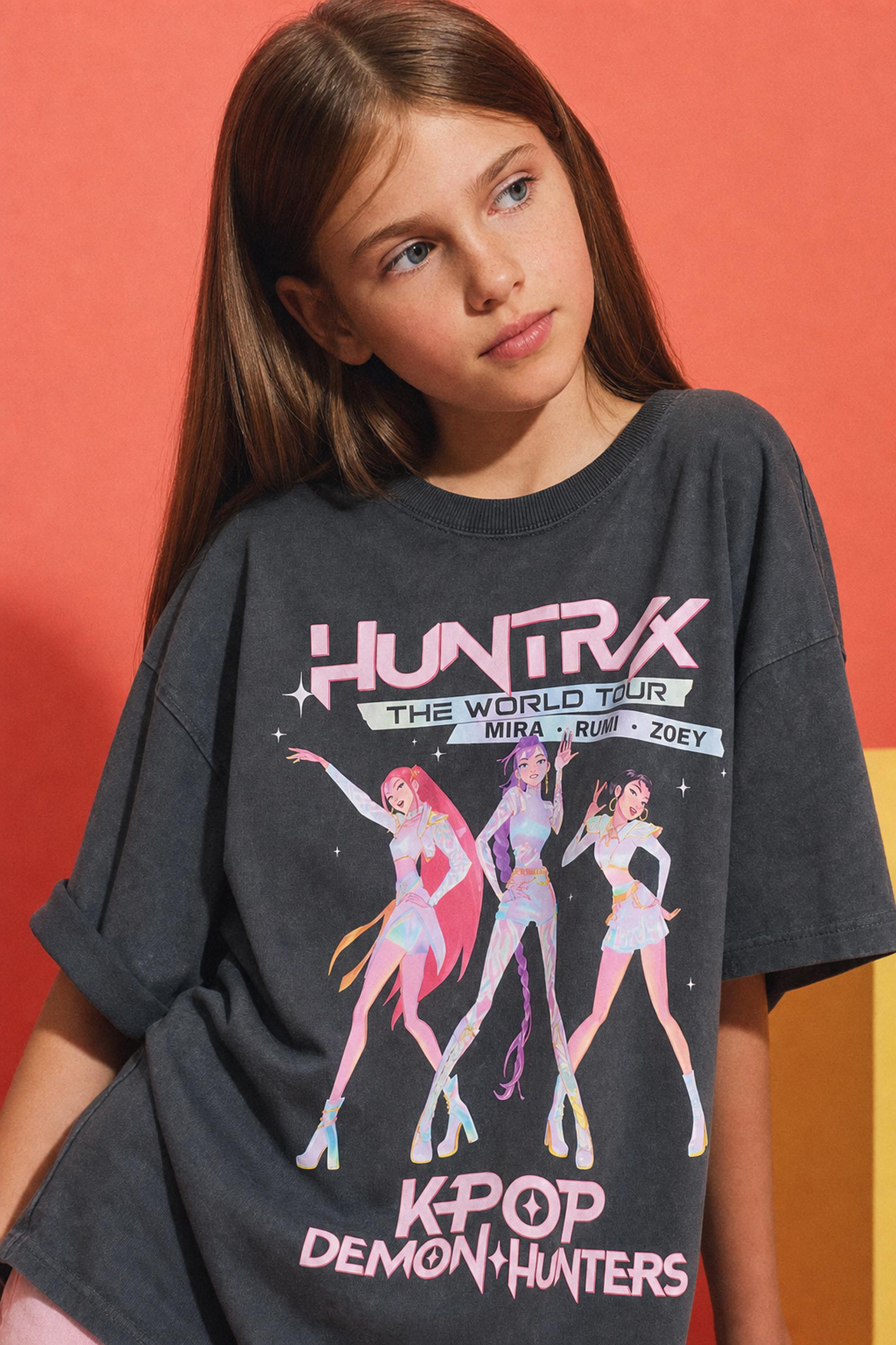 Huntrix K-Pop Demon Hunters™/© Netflix back text T-shirt — ANTHRACITE GREY
