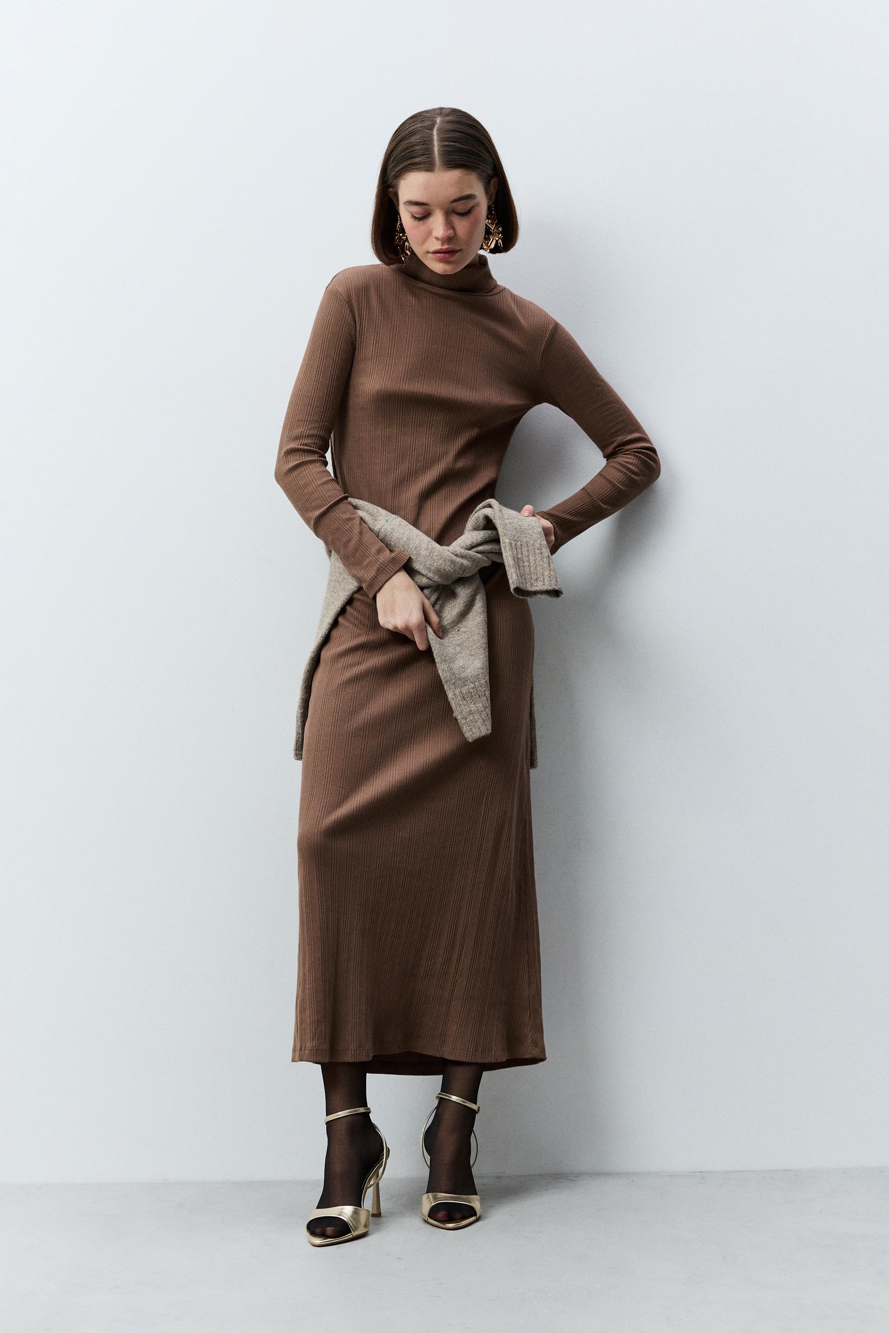 Vestido midi canalé cuello vuelto