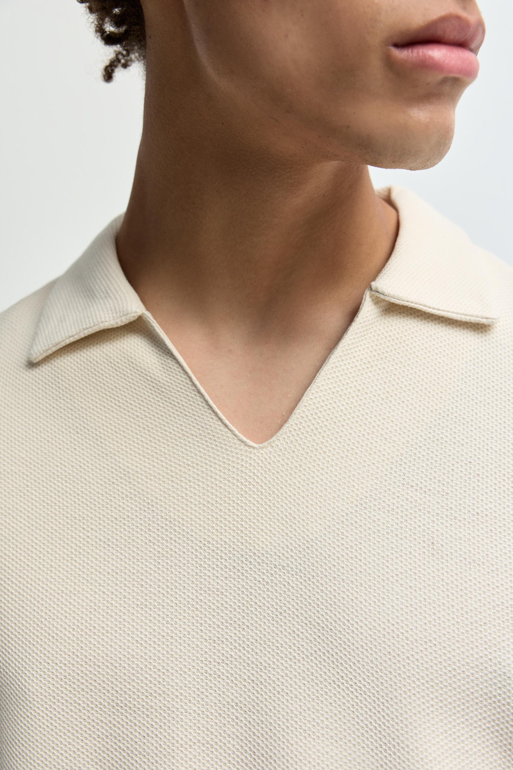 Textured V-neck polo shirt — VANILLA