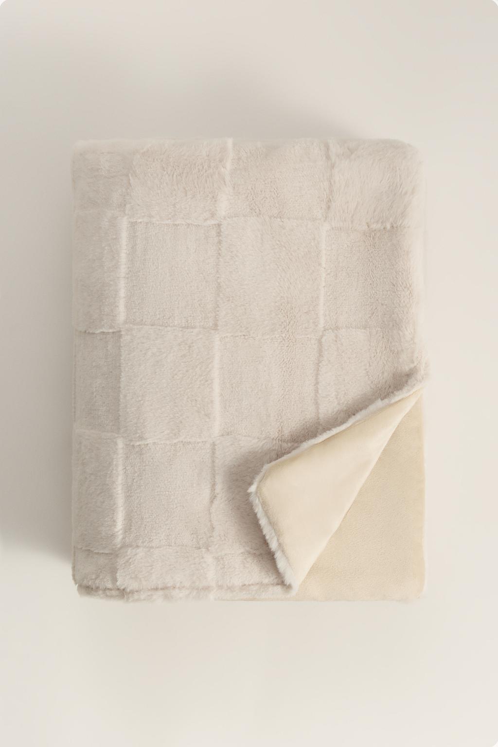 Manta efeito de pelo aos quadrados 140 x 190 cm.