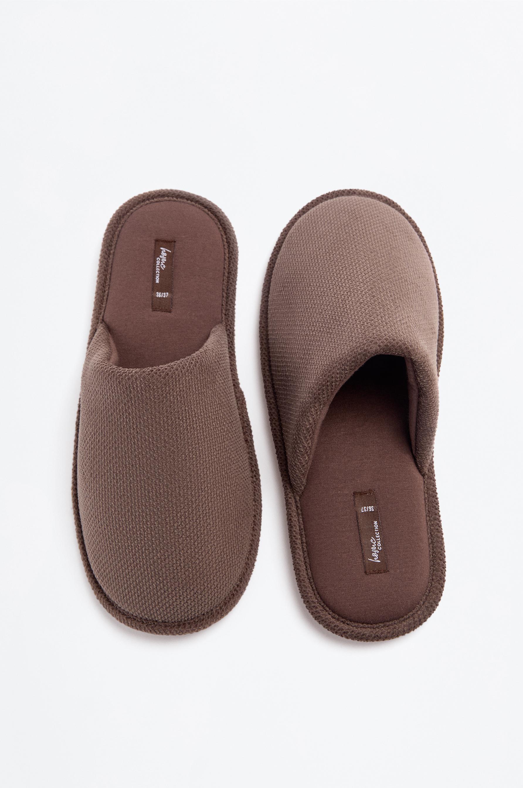 House slippers — BROWN