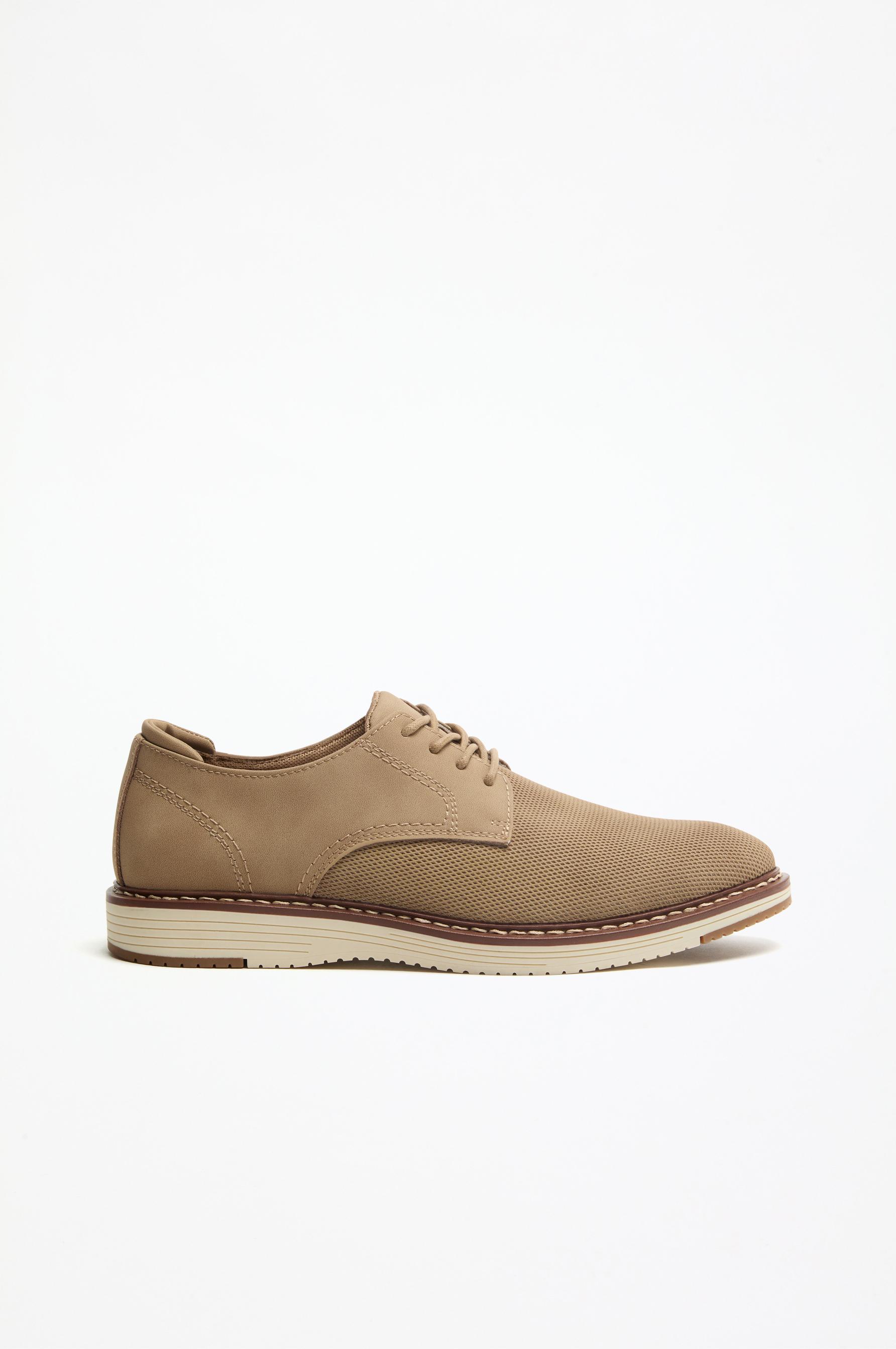 Sapato com pormenor de brogue