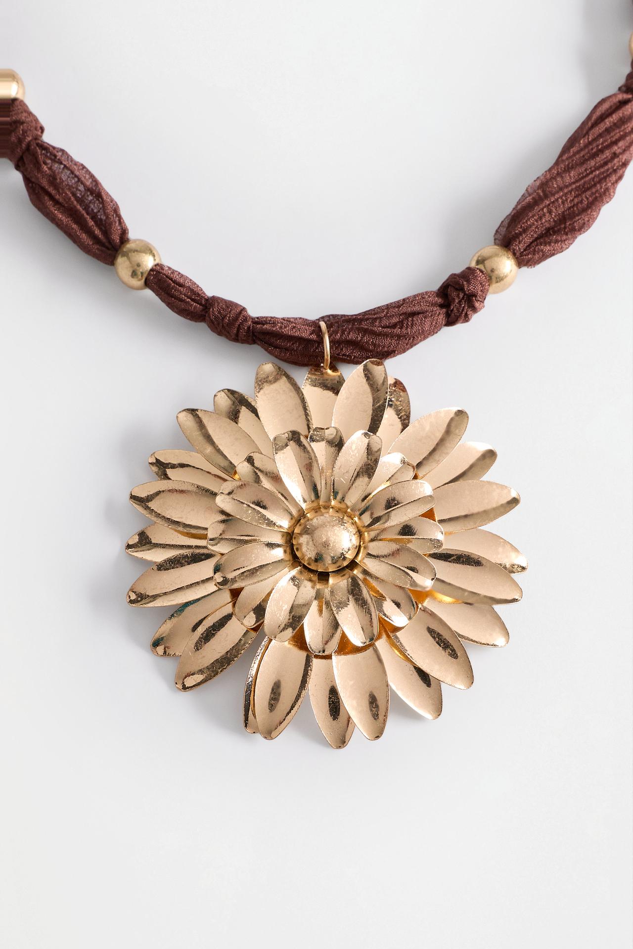 Flower necklace — DARK BROWN
