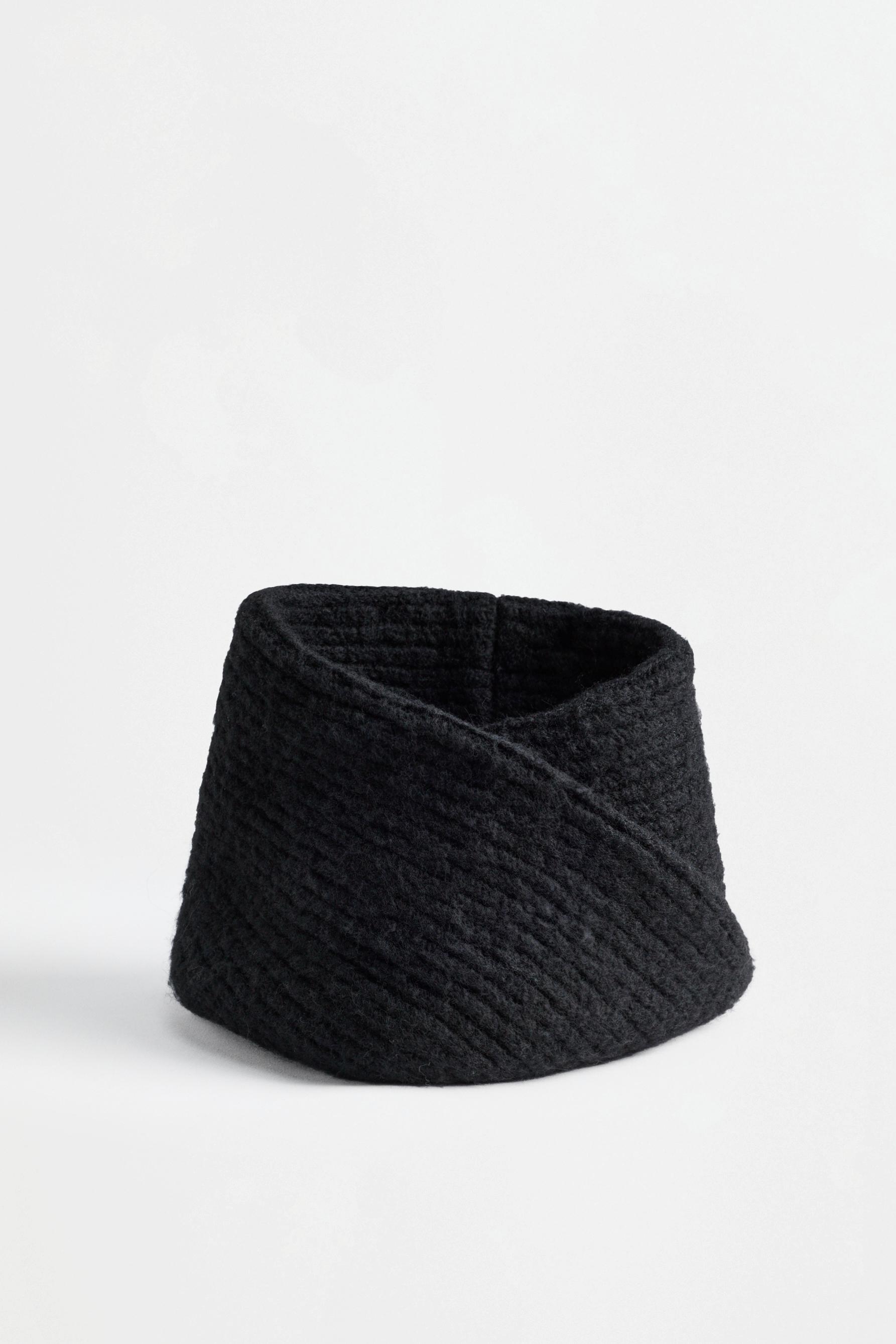 Ribbed knit snood — BLACK