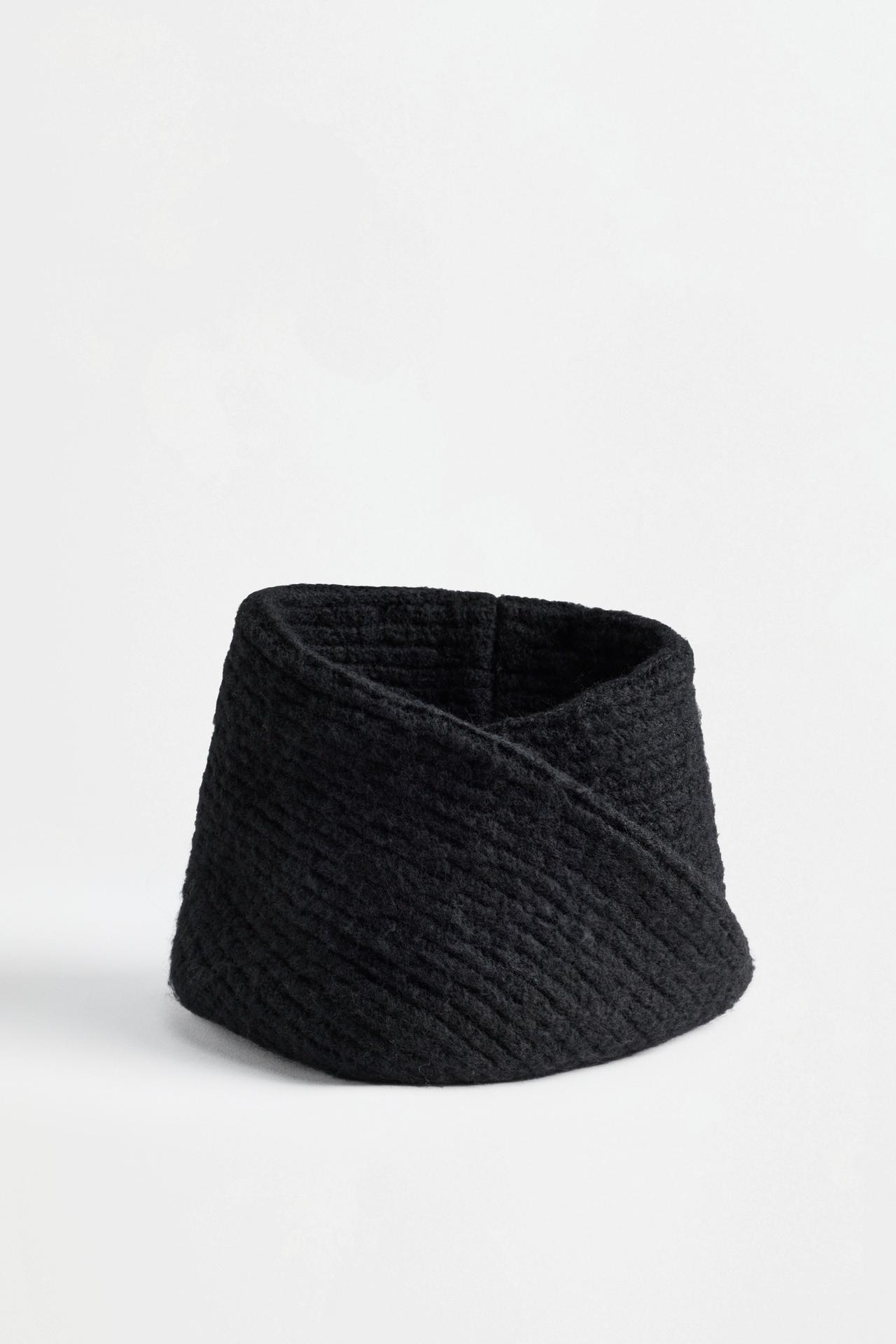 Ribbed knit snood — BLACK