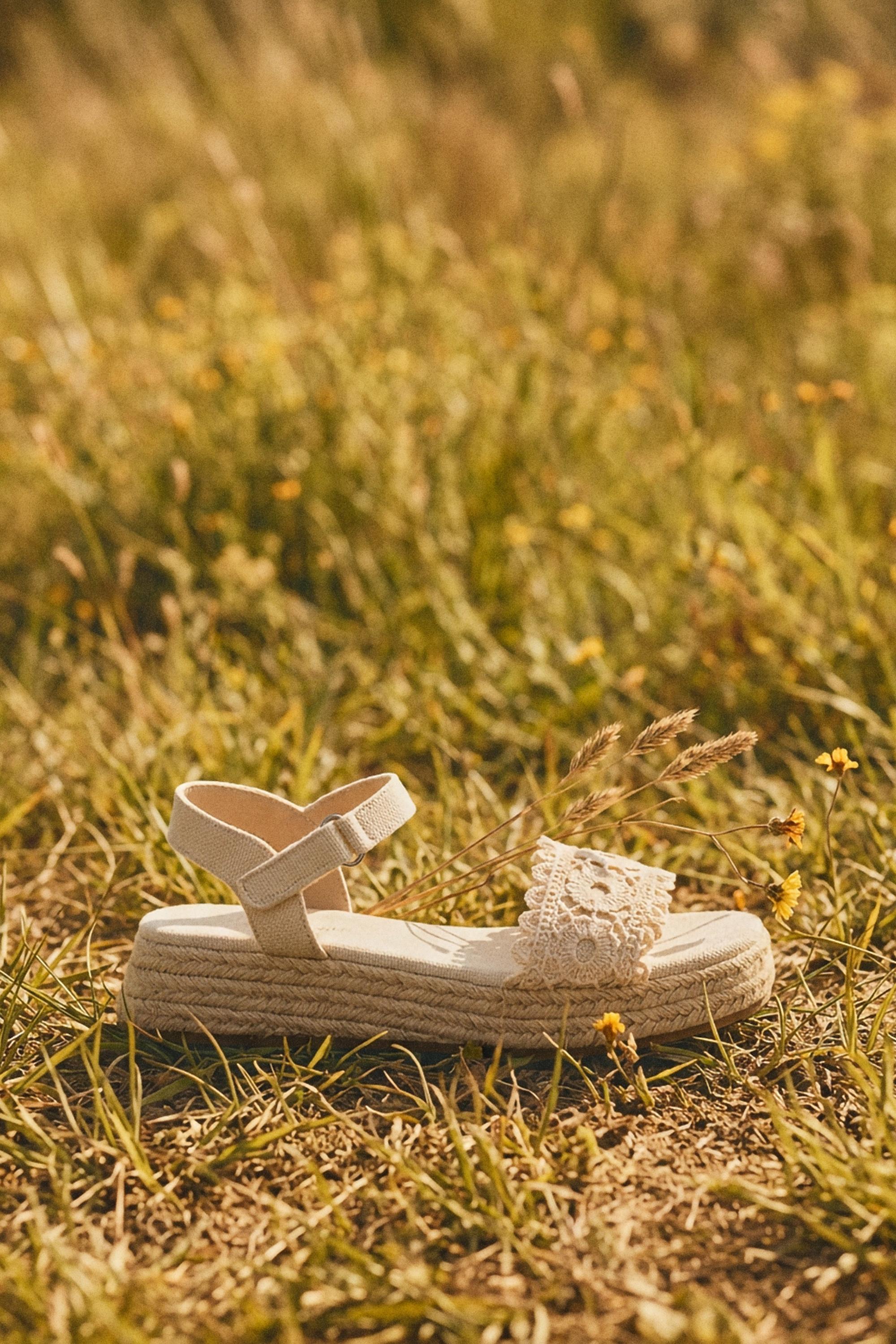 Lace platform sandals — BEIGE